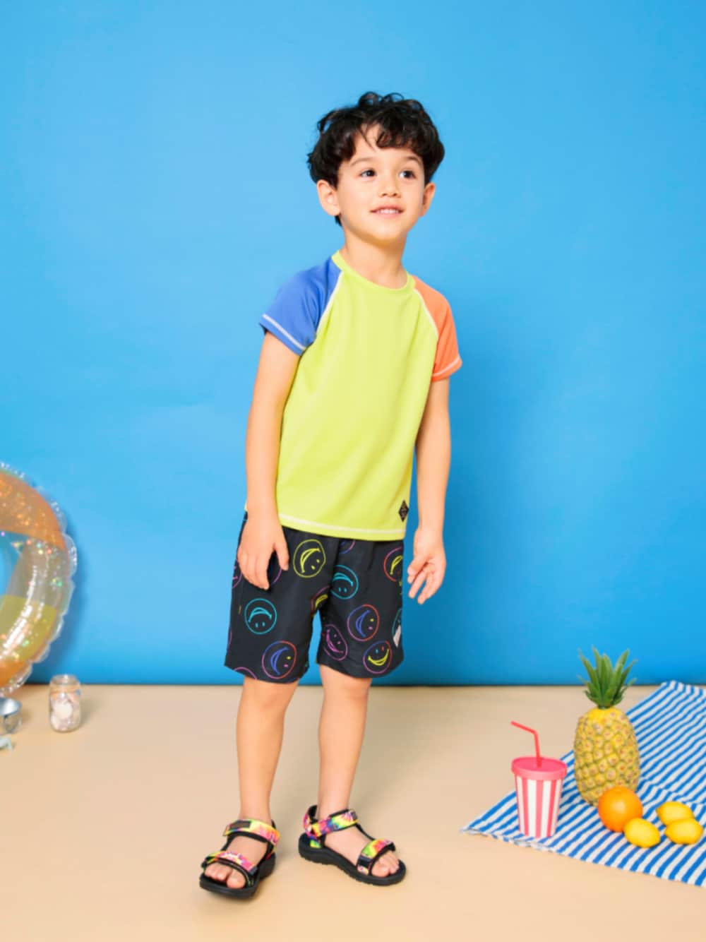「F.O.Online Store、エフオーオンラインストア(F.O.Online Store)、BREEZE、ブリーズ、キッズコーデ、キッズファッション、男の子、水着、ラッシュガード、サンダル、夏休み、プール、お出かけコーデ、テーマパークコーデ、ハーフパンツ」｜「BREEZEの【ジュニア対応】半袖ラッシュガード_UVカット（ラッシュガード、グリーン系）」を使った、F.O.OnlineStoreさん（キッズ・110cm）の夏コーディネートの1枚目の写真