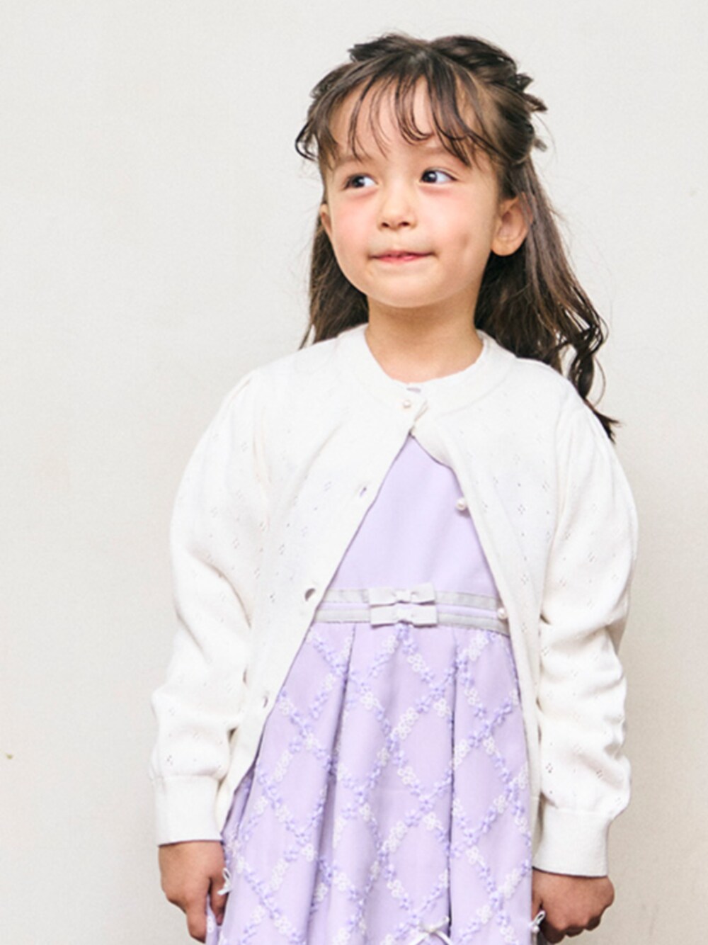 「エフオーオンラインストア(F.O.Online Store)、F.O.Online Store、apres les cours、アプレレクール、ラベンダー、ワンピース、フォーマル、セレモニー、ハレの日、発表会、卒園式、入学式、おでかけコーデ、キッズコーデ、おんなのこ」｜「apres les coursのフォーマルジャンパースカート（ワンピース、パープル系）」を使った、F.O.OnlineStoreさん（キッズ・110cm）の冬コーディネートの1枚目の写真