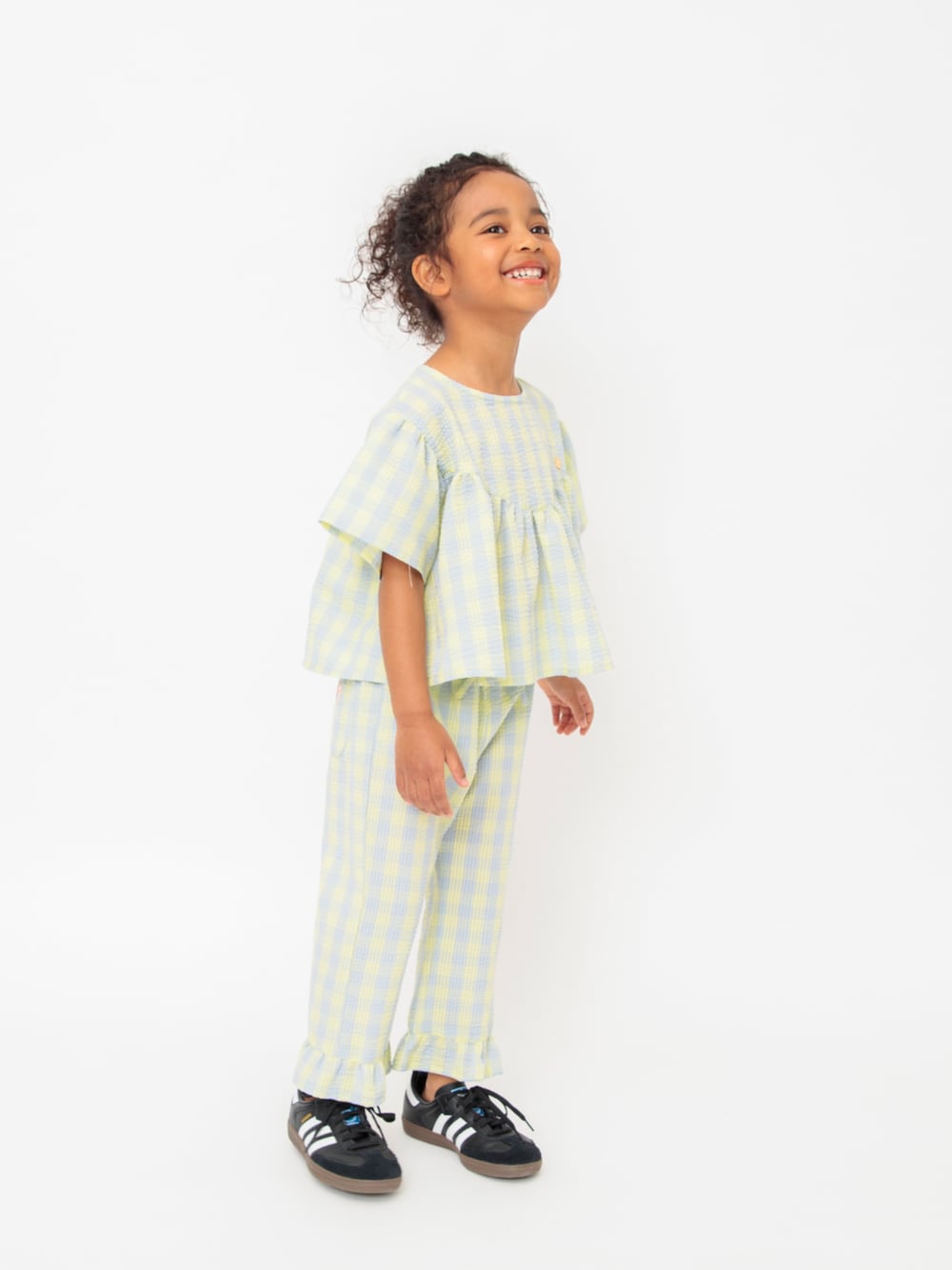 「F.O.Online Store、エフオーオンラインストア(F.O.Online Store)、BREEZE、ブリーズ、キッズコーデ、キッズファッション、女の子、女の子コーデ、セットアップ、チェック、お出かけコーデ、カジュアルコーデ、夏コーデ、プチプラ、休日スタイル」｜「BREEZEの【リンク/ジュニア対応】フリルチェックチュニック（チュニック、イエロー系）」を使った、F.O.OnlineStoreさん（キッズ・110cm）の夏コーディネートの1枚目の写真