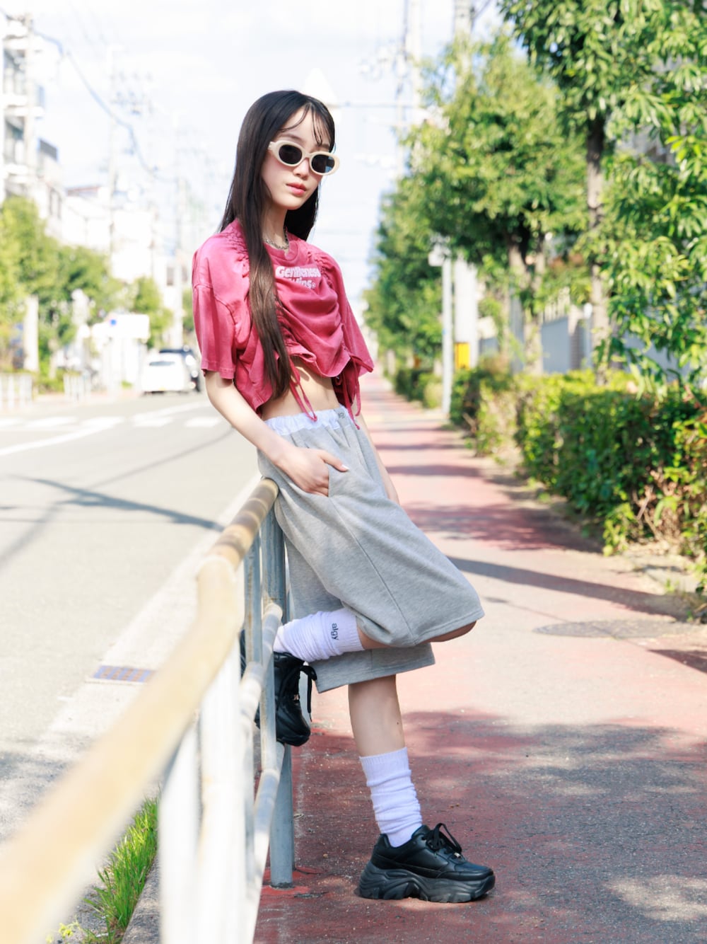 「F.O.Online Store、エフオーオンラインストア(F.O.Online Store)、ALGY、アルジー、キッズコーデ、キッズファッション、女の子、カジュアル、カジュアルコーデ、ストリート、お出かけコーデ、スウェットパンツ、ダンス、Tシャツ、グレーパンツ」｜「algyのワンポイントロゴロングルーズソックス（ソックス/靴下、ホワイト系）」を使った、F.O.OnlineStoreさん（キッズ・160cm）の春コーディネートの1枚目の写真