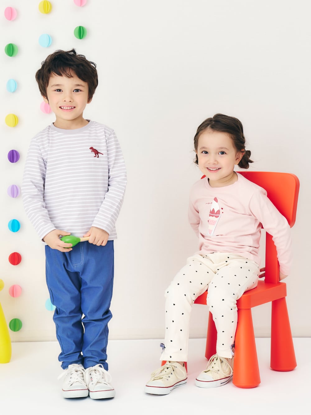 「F.O.Online Store、エフオーオンラインストア(F.O.Online Store)、apres les cours、アプレレクール、キッズコーデ、キッズファッション、女の子、男の子、ユニセックス、カジュアル、ロンT、パンツスタイル、春コーデ、春、春色」｜「apres les coursのアソートモチーフ長袖Tシャツ/7days Style（Tシャツ/カットソー、ピンク系）」を使った、F.O.OnlineStoreさん（キッズ・110cm）の春コーディネートの1枚目の写真