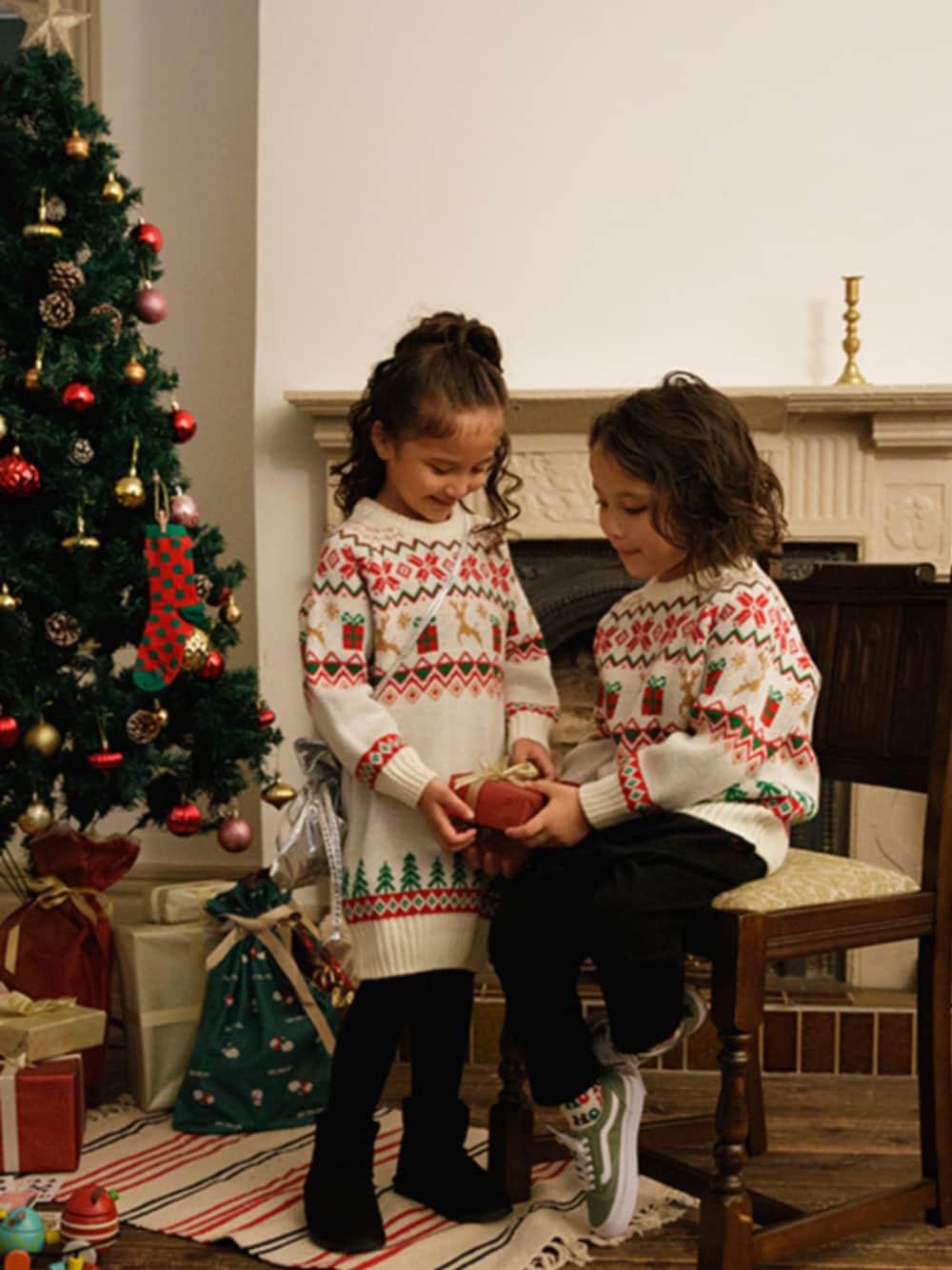 「F.O.Online Store、エフオーオンラインストア(F.O.Online Store)、ニット、BREEZE、ブリーズ、冬ニット、クリスマスに着たい服、クリスマス、クリスマスカラー、リンクコーデ、おそろいコーデ、ニットワンピース、おでかけコーデ、ブーツ」｜「BREEZEのボアブーツ（ブーツ、ブラック系）」を使った、F.O.OnlineStoreさん（キッズ・110cm）の冬コーディネートの1枚目の写真
