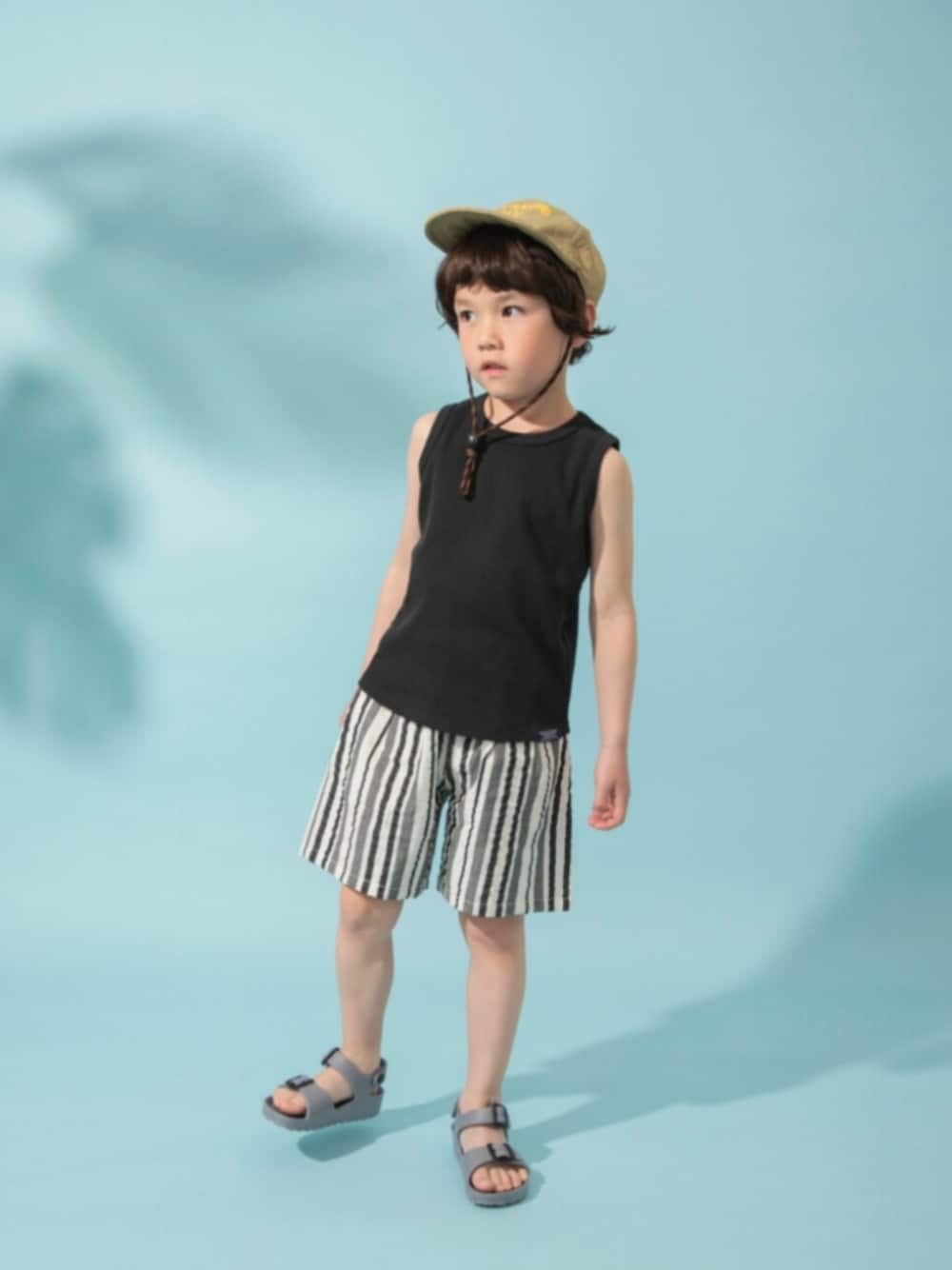 「F.O.Online Store、エフオーオンラインストア(F.O.Online Store)、BREEZE、ブリーズ、キッズコーデ、キッズファッション、男の子、ユニセックス、カジュアル、カジュアルコーデ、キャップ、ハーフパンツ、サンダル、アウトドアスタイル、プチプラ」｜「BREEZEのEVAサンダル（サンダル、グレー系）」を使った、F.O.OnlineStoreさん（キッズ・110cm）の春コーディネートの1枚目の写真