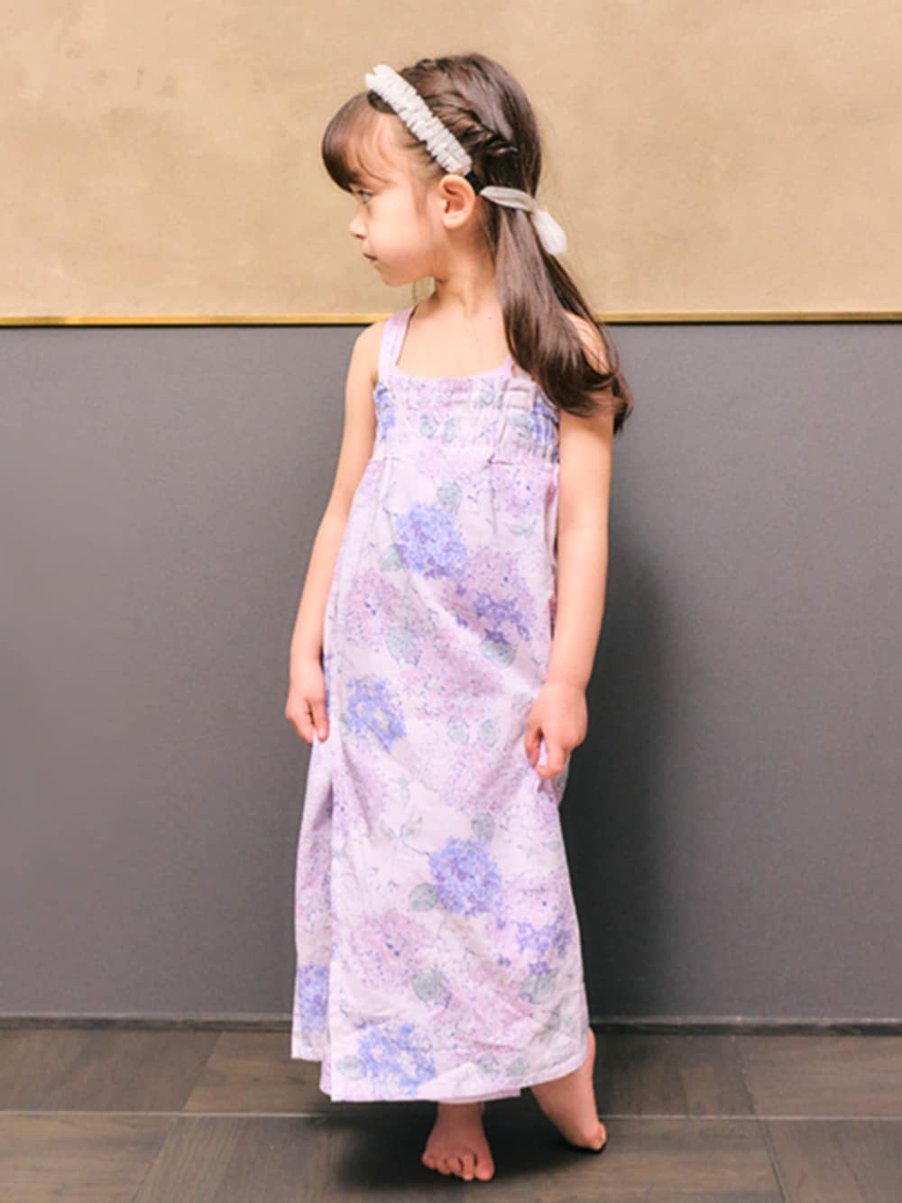 「F.O.Online Store、エフオーオンラインストア(F.O.Online Store)、apres les cours、アプレレクール、ワンピース、ラベンダー、キャミワンピ、着回しコーデ、浴衣、夏祭り、花火大会、夏コーデ、キッズコーデ、お出かけコーデ、淡色コーデ」｜「apres les coursのチュールリボンカチューシャ（カチューシャ、ホワイト系）」を使った、F.O.OnlineStoreさん（キッズ・110cm）の夏コーディネートの1枚目の写真