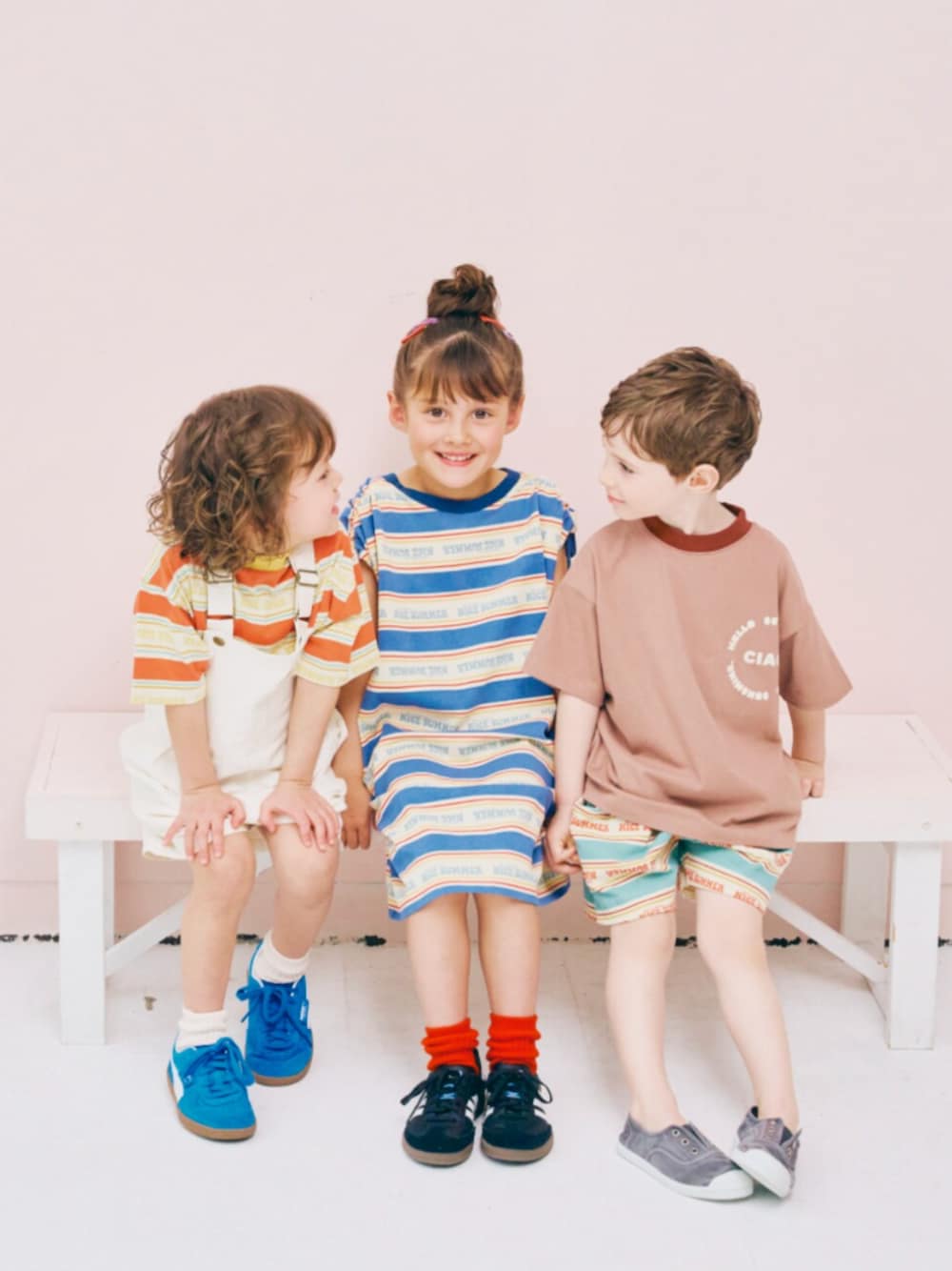 「F.O.Online Store、エフオーオンラインストア(F.O.Online Store)、p.premier、ピードットプルミエ、キッズコーデ、キッズファッション、女の子、男の子、リンクコーデ、淡色コーデ、シンプルコーデ、レイヤードスタイル、ワンピース、ハーフパンツ、ボーダー」｜「p.premierのイロチ買いしたいカラーリブソックス（ソックス/靴下、ホワイト系）」を使った、F.O.OnlineStoreさん（キッズ・110cm）の春コーディネートの1枚目の写真