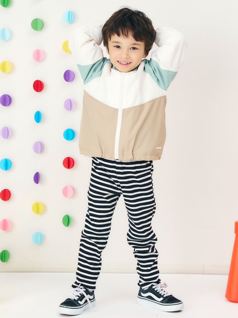 「F.O.Online Store、エフオーオンラインストア(F.O.Online Store)、apres les cours、アプレレクール、キッズコーデ、キッズファッション、男の子、ユニセックス、カジュアル、カジュアルコーデ、レギンス、春コーデ、春服、ボーダー、お出かけコーデ」｜「apres les coursの【撥水加工】バラエティウィンドブレーカー（ナイロンジャケット、グリーン系）」を使った、F.O.OnlineStoreさん（キッズ・110cm）の冬コーディネートの1枚目の写真