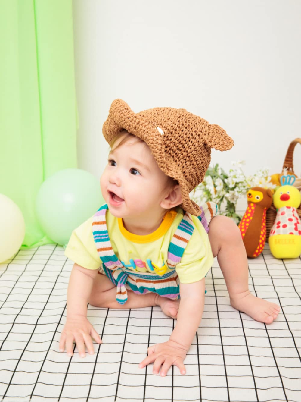 「F.O.Online Store、エフオーオンラインストア(F.O.Online Store)、BREEZE、ブリーズ、ベビーコーデ、ベビー、ベビーファッション、ロンパース、ハット、サロペット、ボーダー、アメカジ、お出かけコーデ、プチプラ、男の子」｜「BREEZEの【Bpop】カラフルモチーフボディオール（ロンパース、イエロー系）」を使った、F.O.OnlineStoreさん（キッズ・70cm）の春コーディネートの1枚目の写真