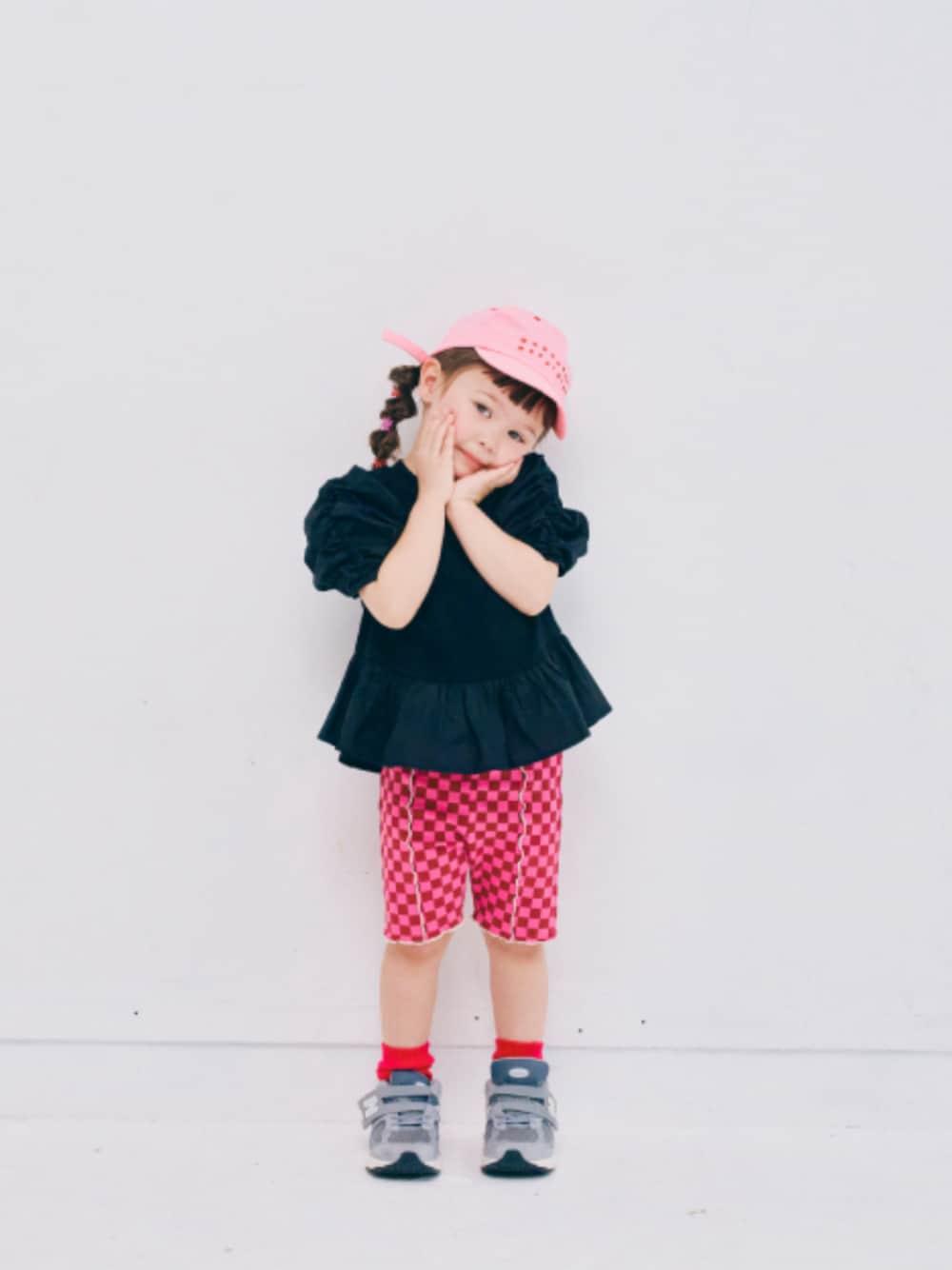 「F.O.Online Store、エフオーオンラインストア(F.O.Online Store)、p.premier、ピードットプルミエ、キッズファッション、キッズコーデ、女の子、ハーフパンツ、総柄、靴下チラ見せ、キャップ、チュニックワンピ、カジュアルコーデ、夏コーデ、お出かけコーデ」｜「p.premierのネオンカラーリブソックス（ソックス/靴下、ピンク系）」を使った、F.O.OnlineStoreさん（キッズ・110cm）の夏コーディネートの1枚目の写真