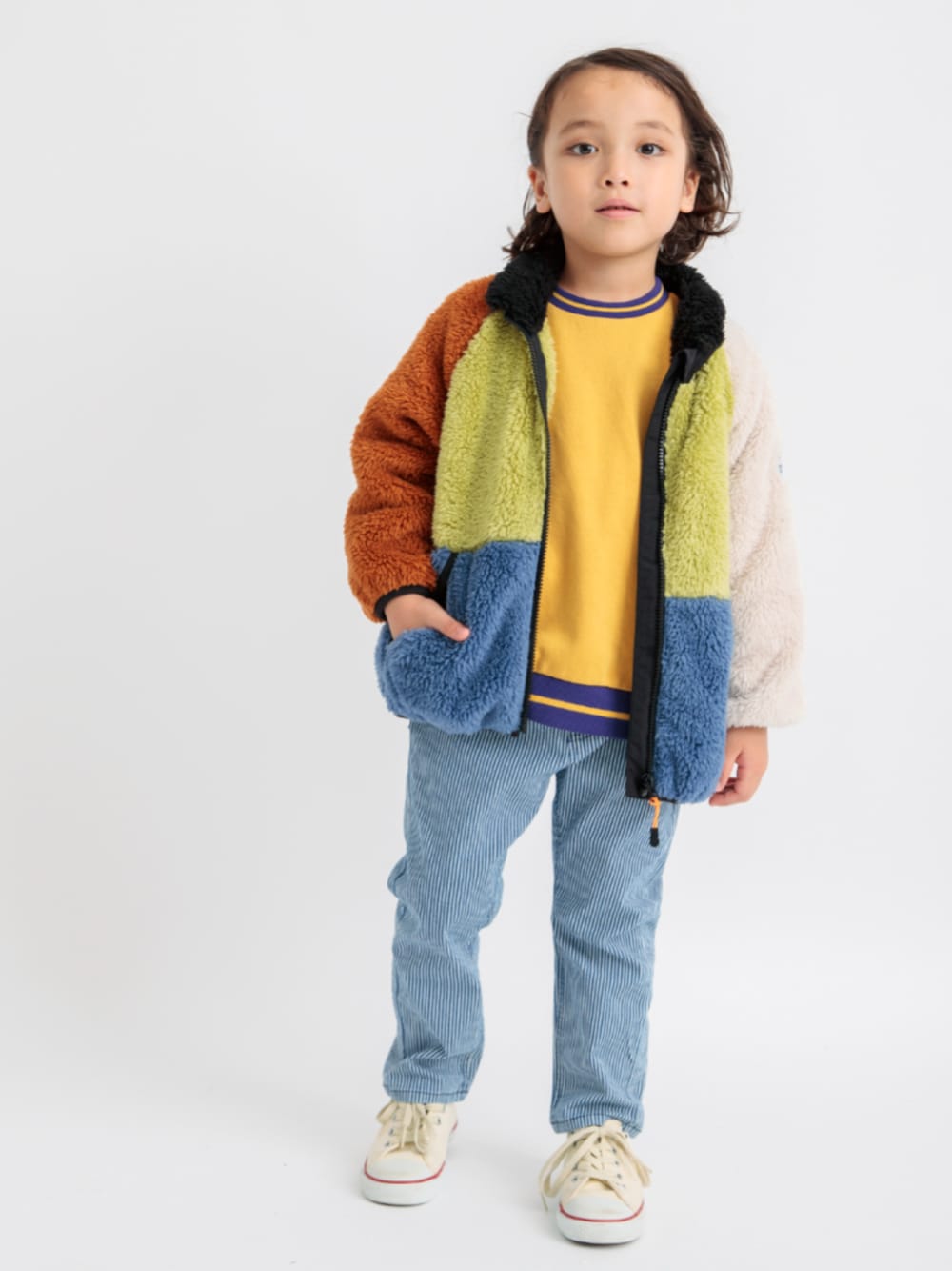 「秋コーデ、秋冬コーデ、トレーナー、スポーツミックス、デニム、キッズコーデ、キッズファッション、F.O.Online Store、エフオーオンラインストア(F.O.Online Store)、BREEZE、ブリーズ、カジュアル、カジュアルコーデ」｜「BREEZEの【合体シリーズ】ファーフリースジャケット（ブルゾン、その他）」を使った、F.O.OnlineStoreさん（キッズ・110cm）の秋コーディネートの1枚目の写真