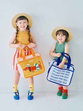 「p.premier（ピードットプルミエ）のグラフィックプリントスイムバッグ（スイムグッズ、ブルー系）」を使った、F.O.OnlineStoreさん（キッズ・110cm）の春コーディネート