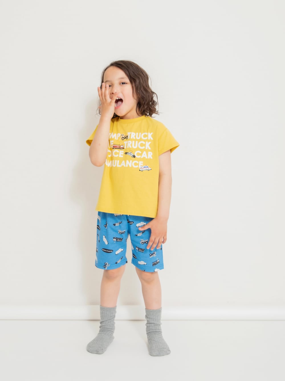 「F.O.Online Store、エフオーオンラインストア(F.O.Online Store)、BREEZE、ブリーズ、キッズコーデ、キッズファッション、男の子、おうちファッション、カジュアル、パジャマ、春夏コーデ、総柄、ハーフパンツ、プチプラ、カジュアルコーデ」｜「BREEZEの【ジュニア対応】ワンマイルパジャマ（ルームウェア/パジャマ、イエロー系）」を使った、F.O.OnlineStoreさん（キッズ・110cm）の春コーディネートの1枚目の写真