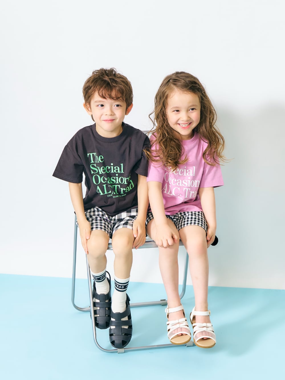 「F.O.Online Store、エフオーオンラインストア(F.O.Online Store)、apres les cours、アプレレクール、キッズコーデ、キッズファッション、男の子、女の子、リンクコーデ、ハーフパンツ、サンダル、靴下 × サンダル、靴下チラ見せ、スポーツミックス、ロゴT」｜「apres les coursのALCロゴTシャツ（Tシャツ/カットソー、ブラック系）」を使った、F.O.OnlineStoreさん（キッズ・110cm）の春コーディネートの1枚目の写真