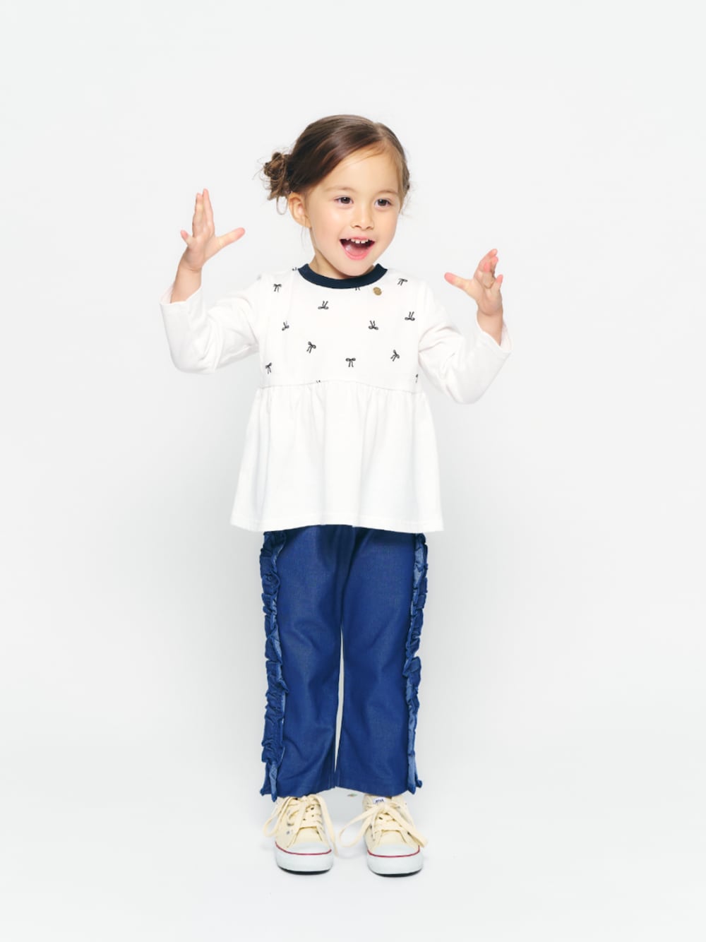 「F.O.Online Store、エフオーオンラインストア(F.O.Online Store)、apres les cours、アプレレクール、キッズコーデ、キッズファッション、女の子、女の子コーデ、ロンT、デニム、シンプルコーデ、通園コーデ、通学コーデ、きれいめカジュアル、プチプラ」｜「apres les coursのペプラムフレア長袖Tシャツ/7days Style（Tシャツ/カットソー、ホワイト系）」を使った、F.O.OnlineStoreさん（キッズ・90cm）の夏コーディネートの1枚目の写真