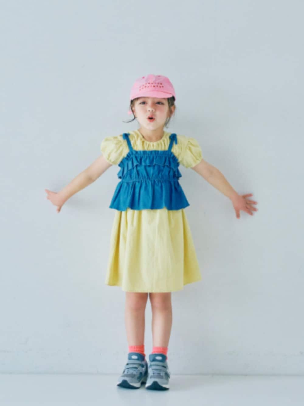 「F.O.Online Store、エフオーオンラインストア(F.O.Online Store)、p.premier、ピードットプルミエ、キッズコーデ、キッズファッション、女の子、ワンピース、レイヤードスタイル、キャップ、春コーデ、靴下チラ見せ、ビスチェ、春めき満開コーデ、お花見」｜「p.premierのイロチ買いしたいカラーリブソックス（ソックス/靴下、レッド系）」を使った、F.O.OnlineStoreさん（キッズ・110cm）の春コーディネートの1枚目の写真