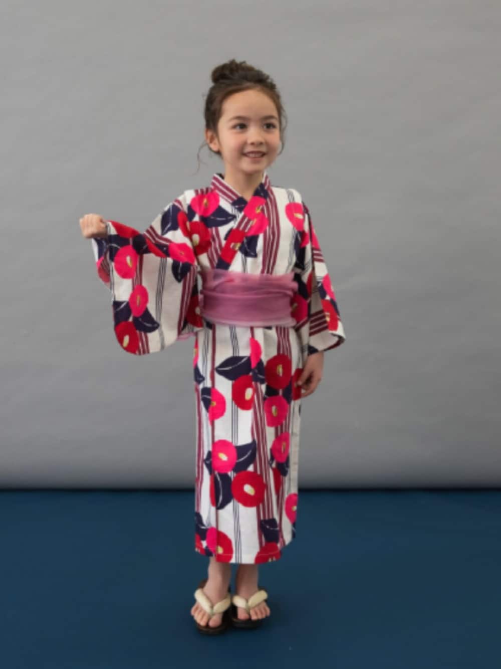 「F.O.Online Store、エフオーオンラインストア(F.O.Online Store)、BREEZE、ブリーズ、キッズコーデ、キッズファッション、女の子、女の子コーデ、浴衣、甚平、夏コーデ、夏祭り、お出かけコーデ、プチプラ、総柄」｜「BREEZEの【すっぽり着られる】Girls浴衣_帯つき_ジュニア対応（浴衣、レッド系）」を使った、F.O.OnlineStoreさん（キッズ・110cm）の春コーディネートの1枚目の写真