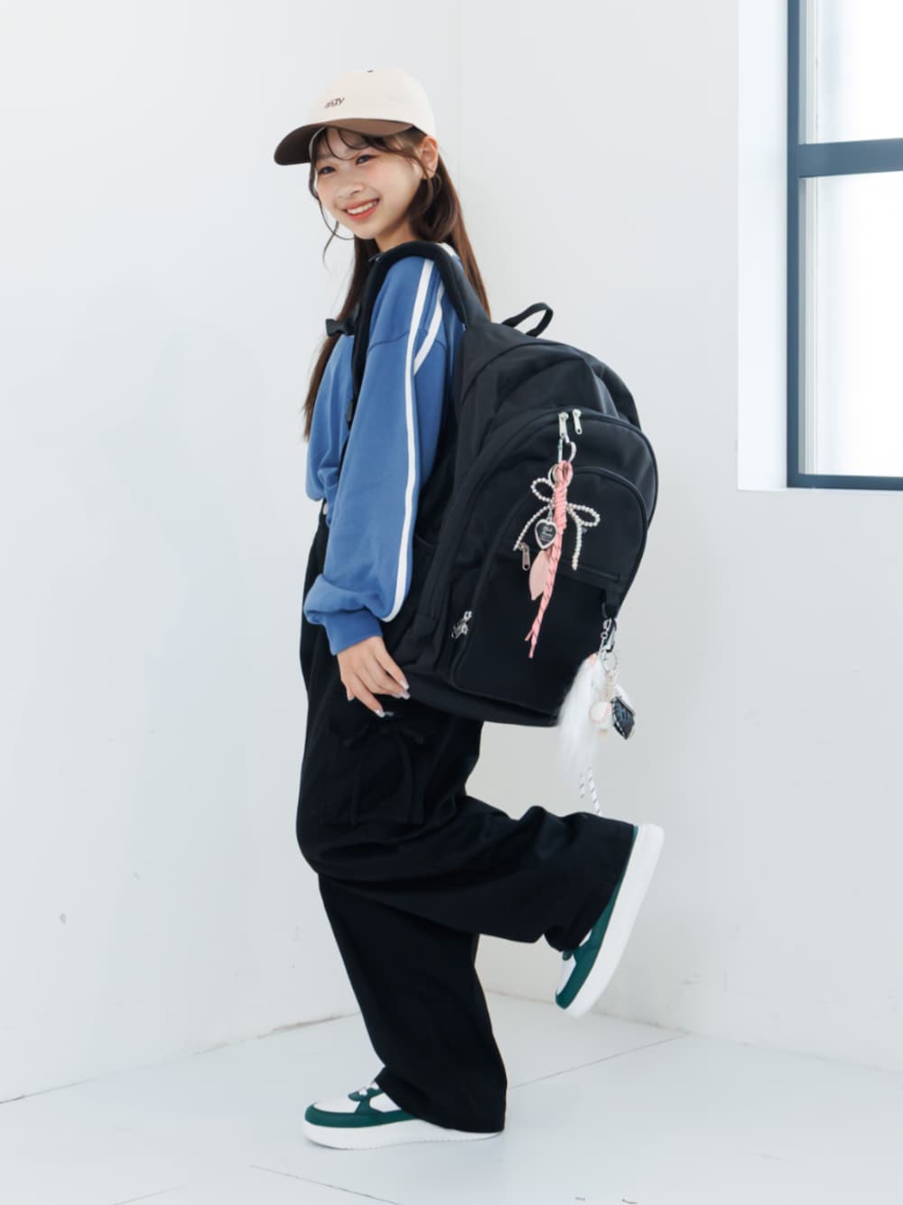 ブルー系のスウェット、ブラック系のカーゴパンツ、グリーン系のスニーカーを着用したキッズの冬コーディネートの1枚目の写真