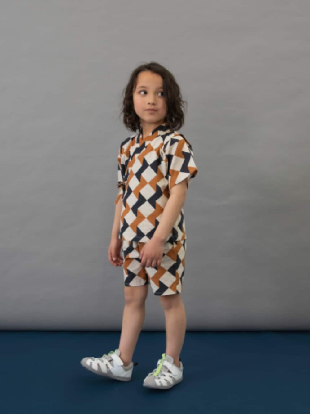 「F.O.Online Store、エフオーオンラインストア(F.O.Online Store)、BREEZE、ブリーズ、キッズコーデ、キッズファッション、男の子、男の子コーデ、浴衣、甚平、サンダル、花火大会、夏コーデ、プチプラ、カジュアルコーデ」｜「BREEZEのシティ水抜きサンダル（サンダル、ホワイト系）」を使った、F.O.OnlineStoreさん（キッズ・110cm）の春コーディネートの1枚目の写真
