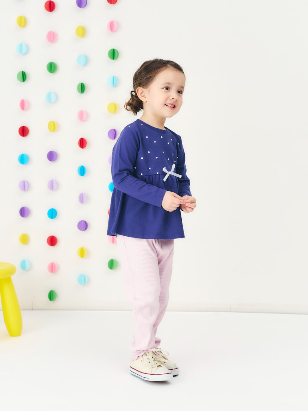 「F.O.Online Store、エフオーオンラインストア(F.O.Online Store)、apres les cours、アプレレクール、キッズコーデ、キッズファッション、女の子、女の子コーデ、春服、きれいめカジュアル、春めき満開コーデ、ネイビー、ロンT、お出かけコーデ、プチプラ」｜「apres les coursのフリルレギンス/7days Style pants（レギンス/スパッツ、ピンク系）」を使った、F.O.OnlineStoreさん（キッズ・110cm）の春コーディネートの1枚目の写真