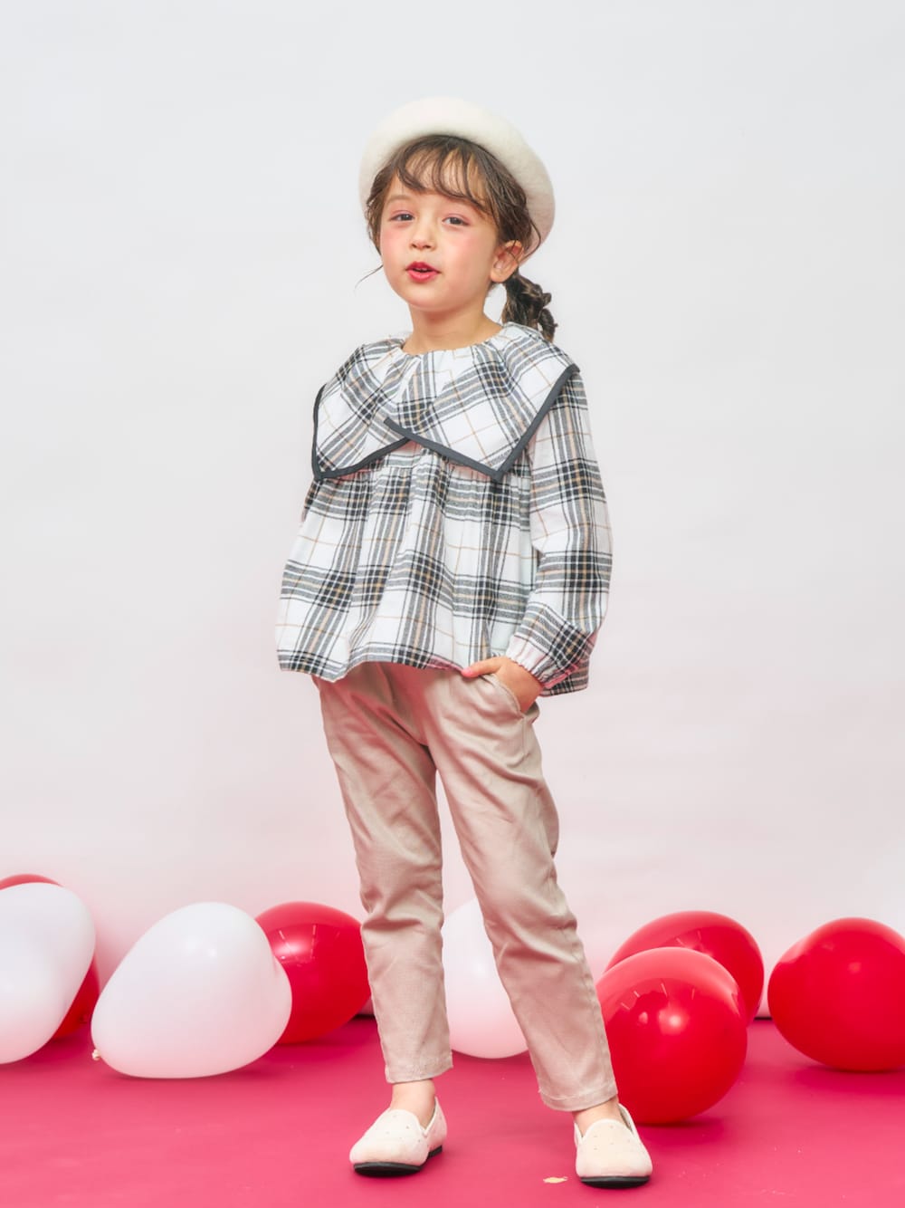 「F.O.Online Store、エフオーオンラインストア(F.O.Online Store)、apres les cours、アプレレクール、チェック柄、ベレー帽、おでかけコーデ、パンツスタイル、秋冬コーデ、きれいめカジュアル、チェック」｜「apres les coursのリベットオペラシューズ（パンプス、ベージュ系）」を使った、F.O.OnlineStoreさん（キッズ・110cm）の秋コーディネートの1枚目の写真