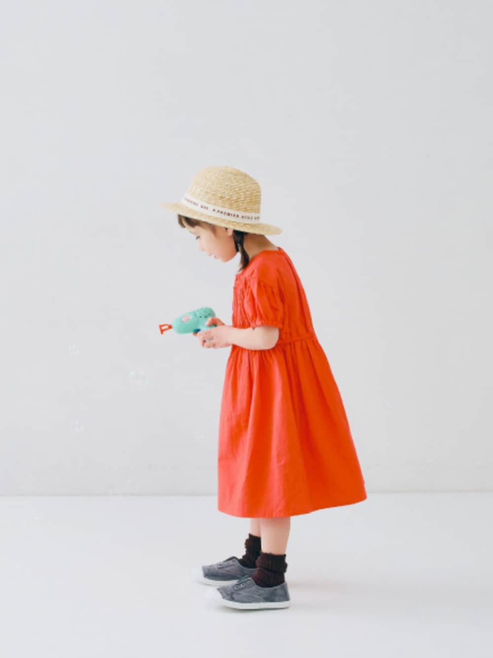 「F.O.Online Store、エフオーオンラインストア(F.O.Online Store)、p.premier、ピードットプルミエ、キッズコーデ、キッズファッション、女の子、女の子コーデ、ワンピース、春色、春めき満開コーデ、カジュアルコーデ、プチプラ、ハット、靴下チラ見せ」｜「p.premierのロゴリボンストローハット（ハット、ホワイト系）」を使った、F.O.OnlineStoreさん（キッズ・110cm）の春コーディネートの1枚目の写真