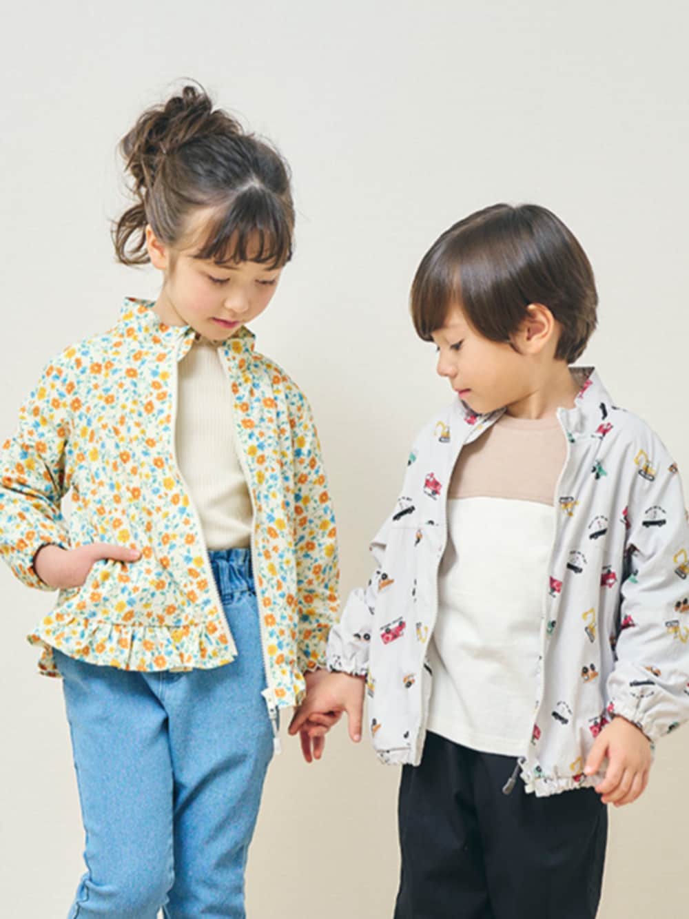 「F.O.Online Store、エフオーオンラインストア(F.O.Online Store)、apres les cours、アプレレクール、ナイロンジャケット、ウィンドブレーカー、花柄、車柄、パンツスタイル、カジュアル、キッズコーデ、きょうだいコーデ、春コーデ、春のおしゃ見えテクニック、軽アウター」｜「apres les coursの肘パッチモチーフTシャツ（Tシャツ/カットソー、その他）」を使った、F.O.OnlineStoreさん（キッズ・110cm）の春コーディネートの1枚目の写真