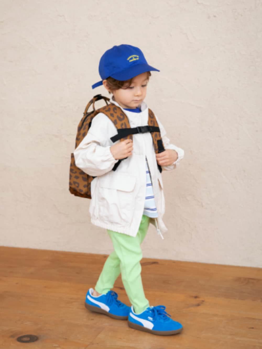 「F.O.Online Store、エフオーオンラインストア(F.O.Online Store)、BREEZE、ブリーズ、キッズコーデ、キッズファッション、男の子、ユニセックス、カジュアル、リュック、ロンT、ウインドブレーカー、キャップ、プチプラ、通学コーデ」｜「BREEZEのパイピングライトアウター（ナイロンジャケット、ホワイト系）」を使った、F.O.OnlineStoreさん（キッズ・110cm）の春コーディネートの1枚目の写真