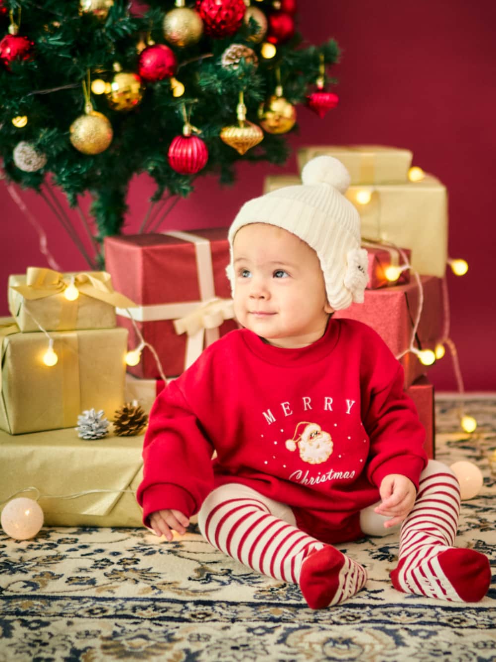 「ベビーコーデ、F.O.Online Store、エフオーオンラインストア(F.O.Online Store)、christmas、クリスマス、クリスマスコーデ、出産祝い、赤ちゃんコーデ、冬コーデ」｜「apres les coursの耳当て付きベビーニット帽（ニットキャップ/ビーニー、ホワイト系）」を使った、F.O.OnlineStoreさん（キッズ・70cm）の冬コーディネートの1枚目の写真