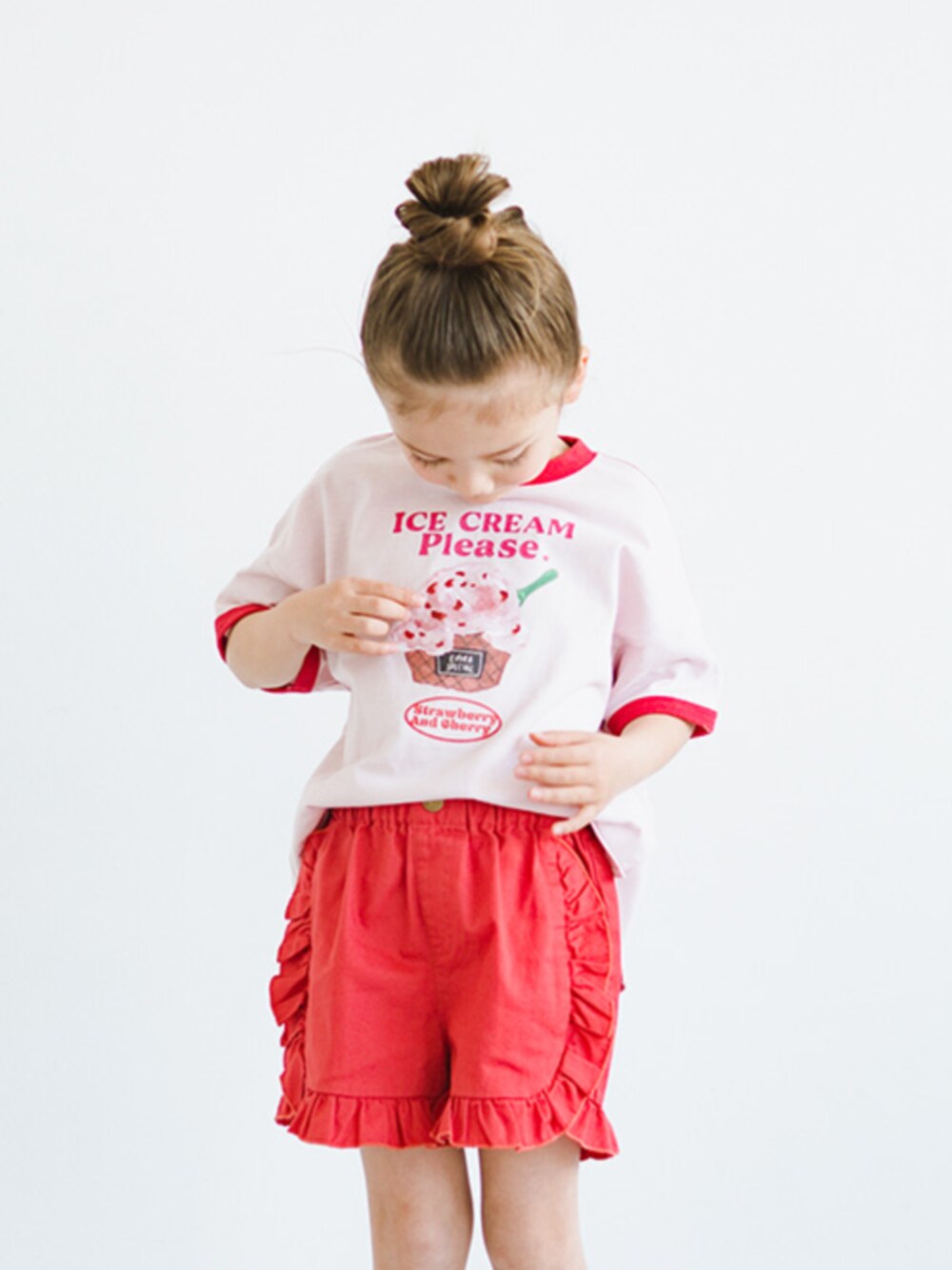 「F.O.Online Store、エフオーオンラインストア(F.O.Online Store)、p.premier、ピードットプルミエ、リンガーTシャツ、半袖Ｔシャツ、ナチュラル、フリル、ショートパンツ、女の子、ピンク、カラーコーデ、キッズコーデ、夏コーデ、カジュアル」｜「p.premierのアイスちょーだいグラフィックリンガーTシャツ（Tシャツ/カットソー、ピンク系）」を使った、F.O.OnlineStoreさん（キッズ・110cm）の春コーディネートの1枚目の写真
