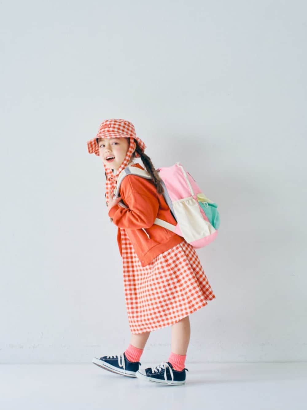 「F.O.Online Store、エフオーオンラインストア(F.O.Online Store)、p.premier、ピードットプルミエ、キッズコーデ、キッズファッション、女の子、ワンピース、レイヤードスタイル、ハット、リュック、遠足、お出かけコーデ、靴下チラ見せ、カーディガン」｜「p.premierの２WAYリボン付きお花みたいなギンガムチェックハット（ハット、レッド系）」を使った、F.O.OnlineStoreさん（キッズ・110cm）の春コーディネートの1枚目の写真