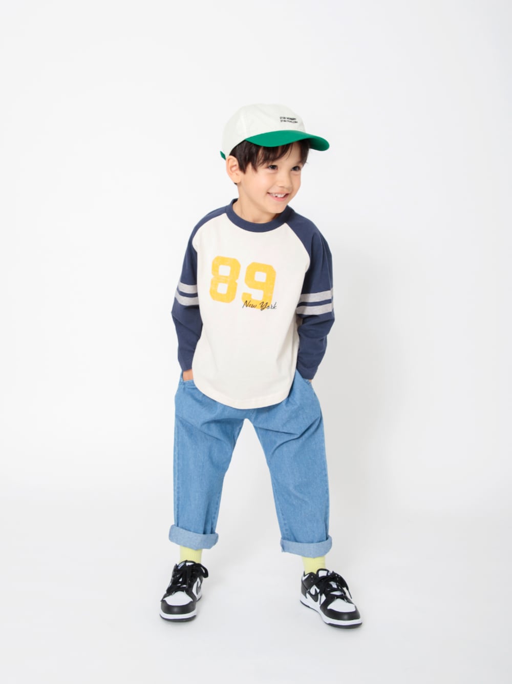 「F.O.Online Store、エフオーオンラインストア(F.O.Online Store)、BREEZE、ブリーズ、キッズコーデ、キッズファッション、男の子、キャップ、デニム、お出かけコーデ、カジュアル、カジュアルコーデ、春コーデ、ロンT、靴下チラ見せ」｜「BREEZEの6柄ラグランロンT（Tシャツ/カットソー、ホワイト系）」を使った、F.O.OnlineStoreさん（キッズ・110cm）の春コーディネートの1枚目の写真