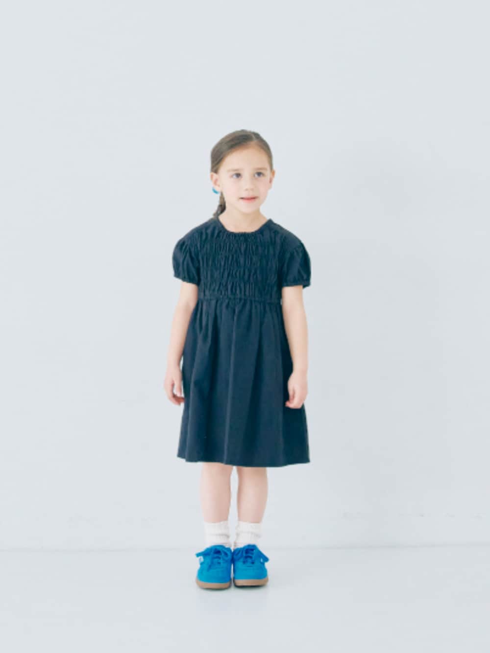 「F.O.Online Store、エフオーオンラインストア(F.O.Online Store)、p.premier、ピードットプルミエ、キッズコーデ、キッズファッション、女の子、女の子コーデ、ワンピース、靴下チラ見せ、夏コーデ、ブラックコーデ、モノトーン、プチプラ、お出かけコーデ」｜「p.premierのイロチ買いしたいカラーリブソックス（ソックス/靴下、ホワイト系）」を使った、F.O.OnlineStoreさん（キッズ・110cm）の夏コーディネートの1枚目の写真