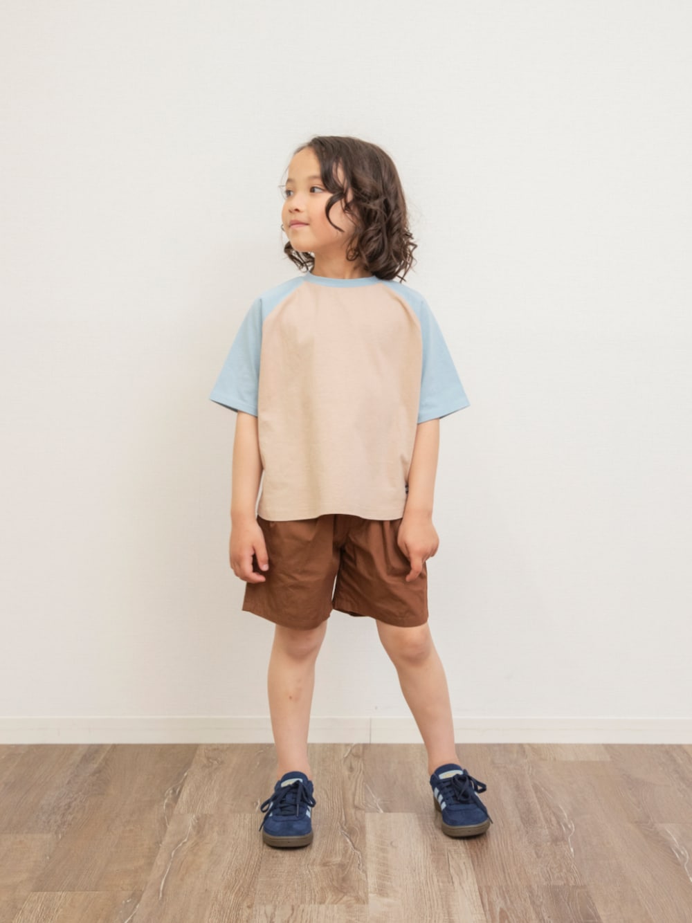 「F.O.Online Store、エフオーオンラインストア(F.O.Online Store)、BREEZE、ブリーズ、キッズコーデ、キッズファッション、男の子、ユニセックス、ハーフパンツ、カジュアル、カジュアルコーデ、プチプラ、シンプルコーデ、夏コーデ、通学コーデ」｜「BREEZEの【WEB限定/ジュニア対応】ラグラン半袖Tシャツ（Tシャツ/カットソー、ブルー系）」を使った、F.O.OnlineStoreさん（キッズ・110cm）の春コーディネートの1枚目の写真