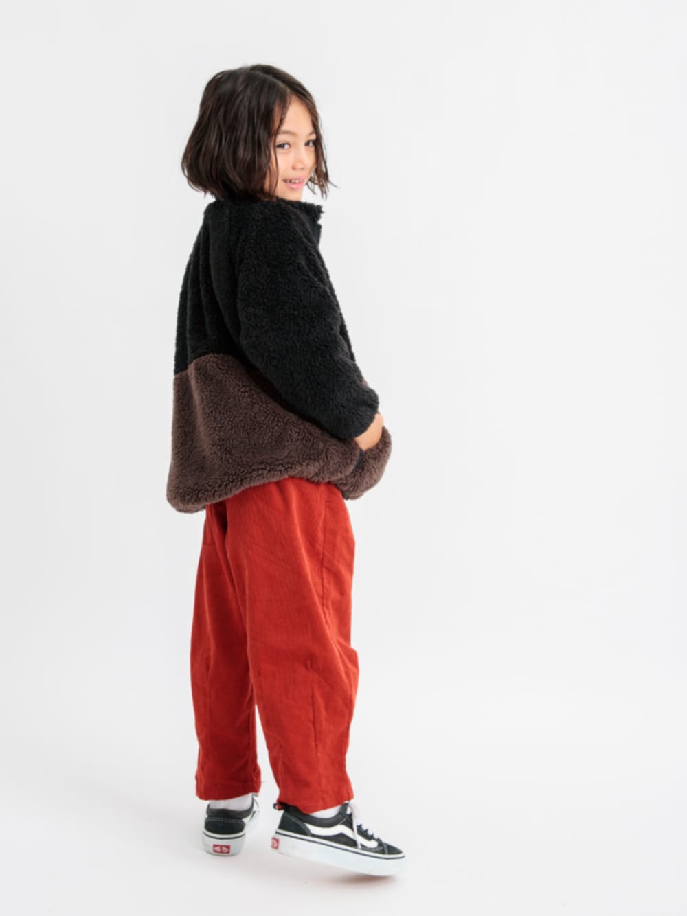 「秋冬コーデ、BREEZE、ブリーズ、F.O.Online Store、エフオーオンラインストア(F.O.Online Store)、キッズコーデ、カジュアル、カジュアルコーデ、アウター」｜「BREEZEの【合体シリーズ】ファーフリースジャケット（ブルゾン、ブラック系）」を使った、F.O.OnlineStoreさん（キッズ・110cm）の秋コーディネートの1枚目の写真