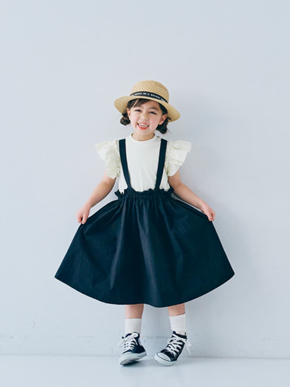 「春コーデ、F.O.Online Store、エフオーオンラインストア(F.O.Online Store)、p.premier、ピードットプルミエ、キッズコーデ、キッズファッション、キッズ、女の子、女の子コーデ、おでかけコーデ、サスペンダー、サスペンダースカート、夏コーデ、靴下コーデ」｜「p.premierのイロチ買いしたいカラーリブソックス（ソックス/靴下、ホワイト系）」を使った、F.O.OnlineStoreさん（キッズ・110cm）の春コーディネートの1枚目の写真