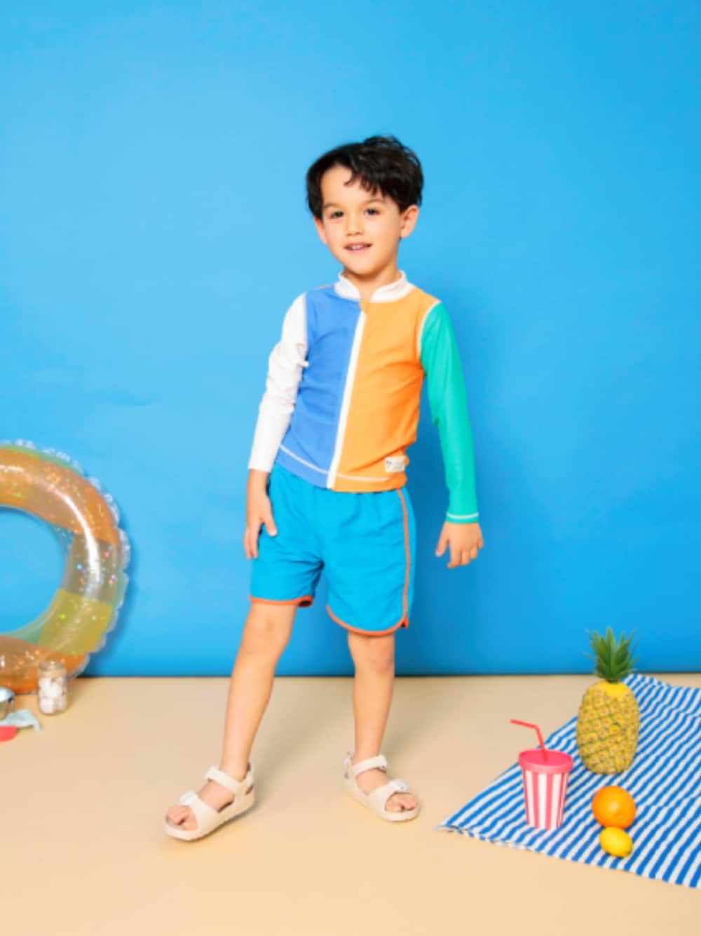「F.O.Online Store、エフオーオンラインストア(F.O.Online Store)、BREEZE、ブリーズ、キッズコーデ、キッズファッション、男の子、男の子コーデ、水着、スイムウェア、ラッシュガード、サンダル、プチプラ、カジュアルコーデ、プール」｜「BREEZEのEVAサンダル（サンダル、ベージュ系）」を使った、F.O.OnlineStoreさん（キッズ・110cm）の春コーディネートの1枚目の写真