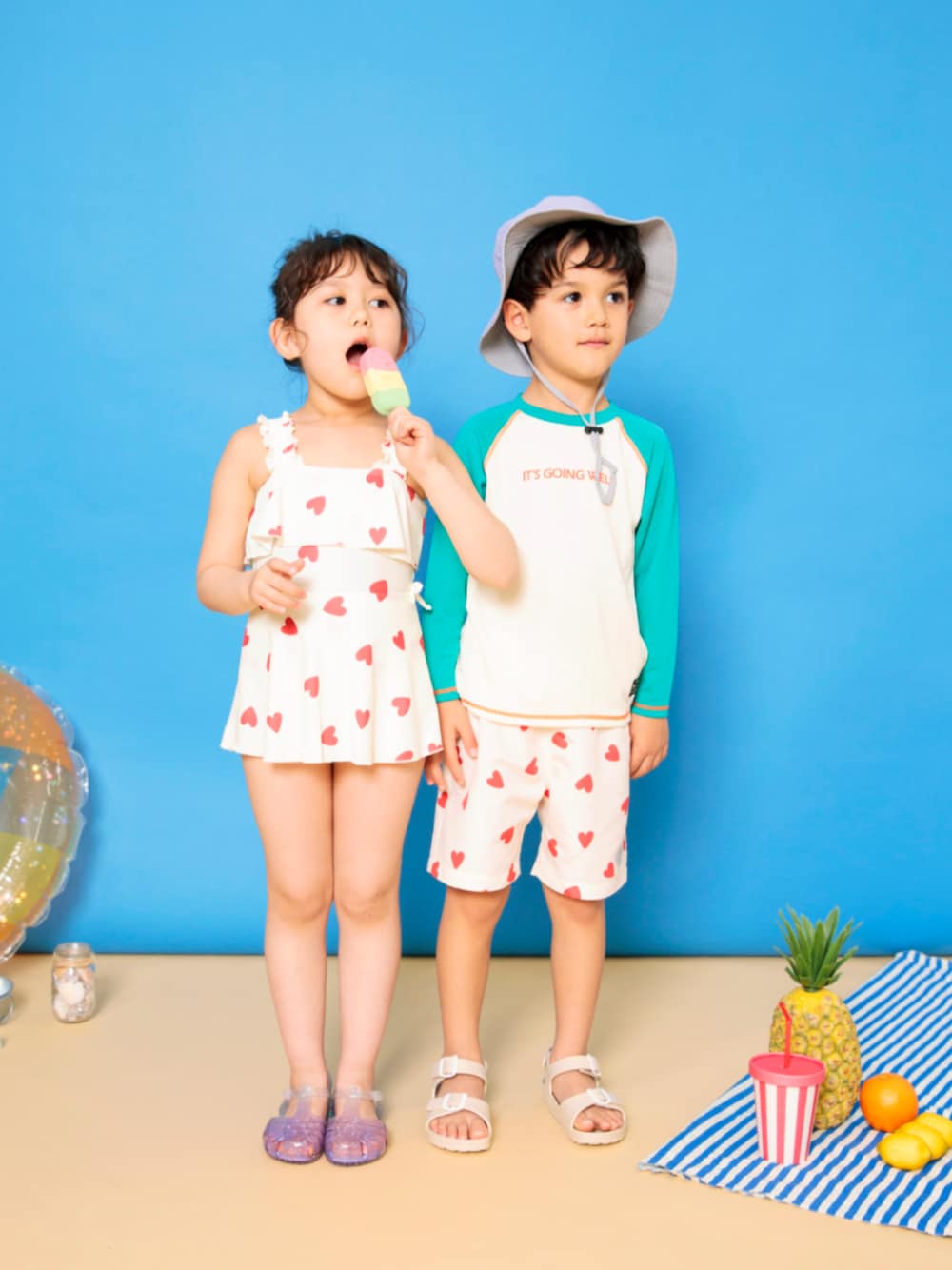 「F.O.Online Store、エフオーオンラインストア(F.O.Online Store)、BREEZE、ブリーズ、キッズコーデ、キッズファッション、男の子、女の子、水着、リンクコーデ、総柄、ワンピース、ラッシュガード、サンダル、ハット」｜「BREEZEのEVAサンダル（サンダル、ベージュ系）」を使った、F.O.OnlineStoreさん（キッズ・110cm）の夏コーディネートの1枚目の写真