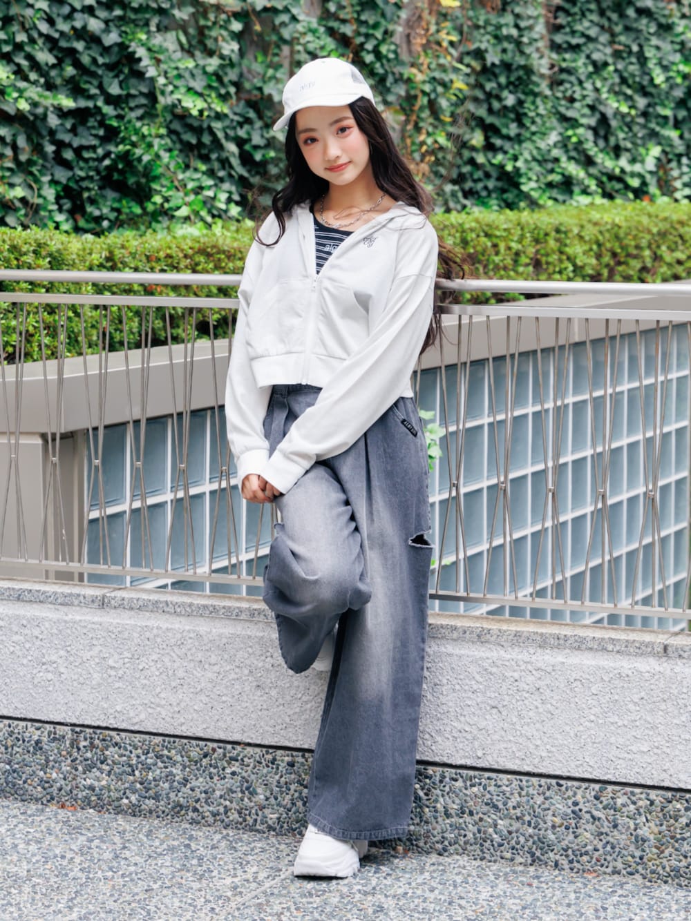 「F.O.Online Store、エフオーオンラインストア(F.O.Online Store)、ALGY、アルジー、キッズコーデ、キッズファッション、女の子、カジュアル、カジュアルコーデ、お出かけコーデ、キャップ、パーカー、タンクトップ、デニム、スニーカー」｜「algyのハルイロメッシュキャップ（キャップ、ホワイト系）」を使った、F.O.OnlineStoreさん（キッズ・151cm）の夏コーディネートの1枚目の写真