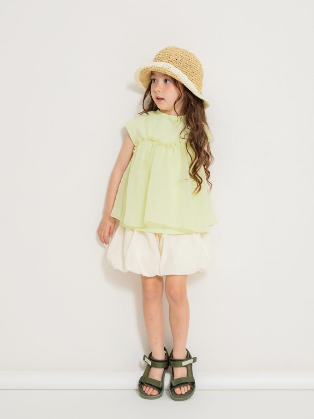 「F.O.Online Store、エフオーオンラインストア(F.O.Online Store)、BREEZE、ブリーズ、キッズコーデ、キッズファッション、女の子、カジュアル、きれいめカジュアル、プチプラ、お出かけコーデ、ハット、夏服、サンダル、テーマパークコーデ」｜「BREEZEのアクティブテープサンダル（サンダル、グリーン系）」を使った、F.O.OnlineStoreさん（キッズ・110cm）の夏コーディネートの1枚目の写真