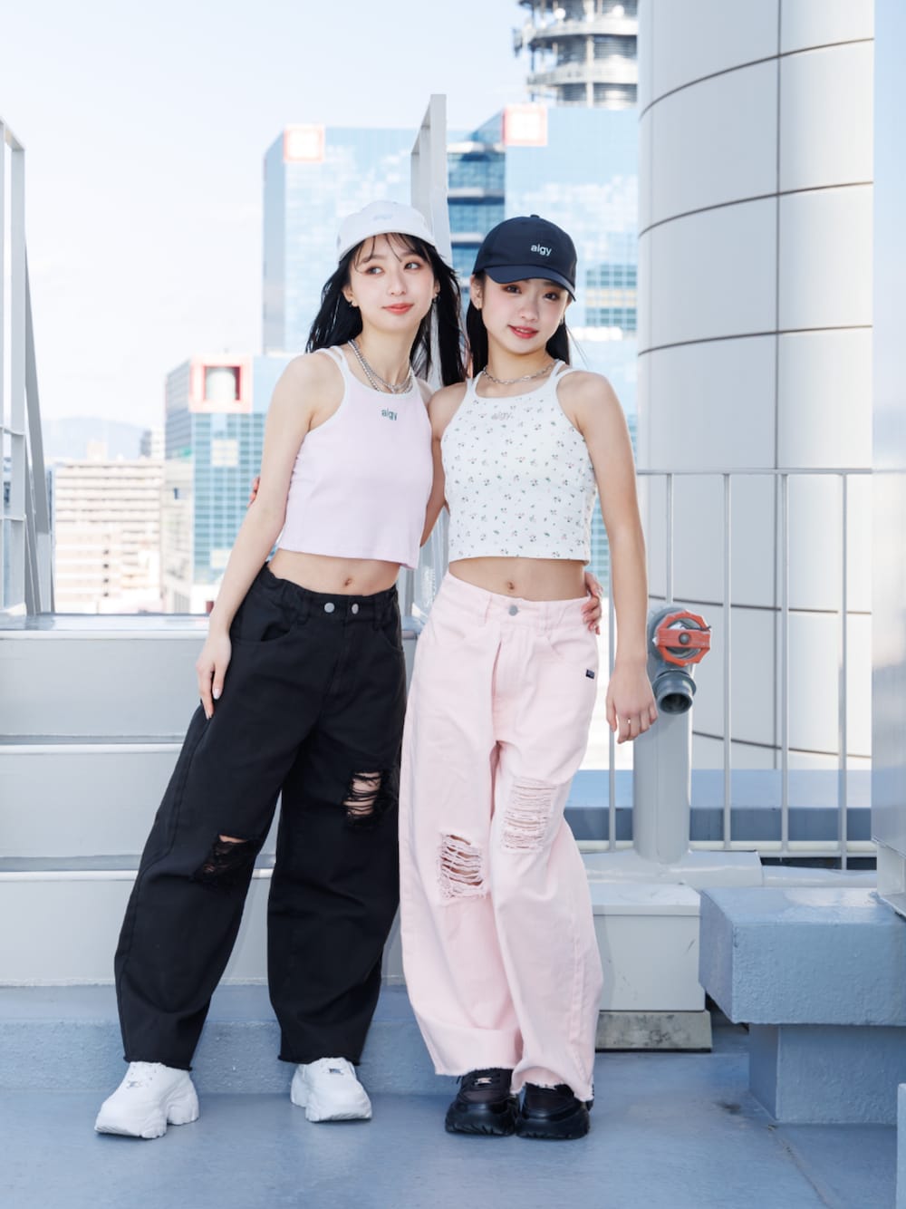 「F.O.Online Store、エフオーオンラインストア(F.O.Online Store)、ALGY、アルジー、キッズコーデ、キッズファッション、女の子、ストリート、カジュアルコーデ、ワイドパンツ、デニム、お出かけコーデ、リンクコーデ、スニーカー、キャミソール」｜「algyの厚底スニーカー（スニーカー、ブラック系）」を使った、F.O.OnlineStoreさん（キッズ・153cm）の夏コーディネートの1枚目の写真