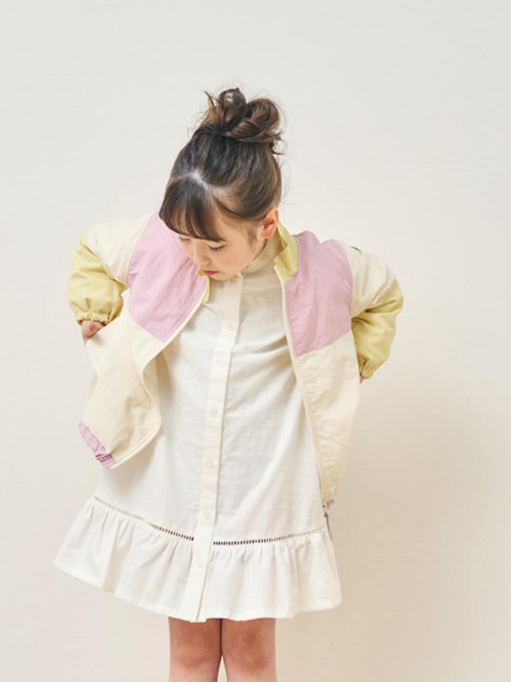 「F.O.Online Store、エフオーオンラインストア(F.O.Online Store)、apres les cours、アプレレクール、おんなのこ、ウィンドブレーカー、ナイロンジャケット、ピンク、淡色コーデ、ワンピース、カジュアル、ナチュラル、シンプル、キッズコーデ、春のおしゃ見えテクニック」｜「apres les coursの【フードなし】バラエティウィンドブレーカー_撥水加工（ナイロンジャケット、その他）」を使った、F.O.OnlineStoreさん（キッズ・110cm）の春コーディネートの1枚目の写真