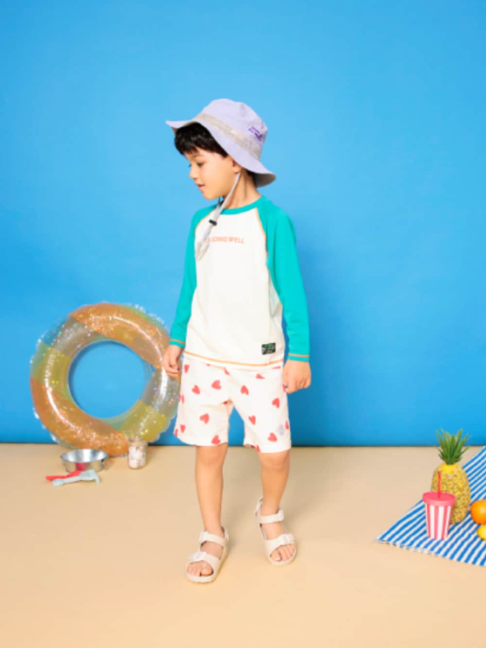 「F.O.Online Store、エフオーオンラインストア(F.O.Online Store)、BREEZE、ブリーズ、キッズコーデ、キッズファッション、男の子、男の子コーデ、水着、ラッシュガード、サンダル、スイムウェア、ハット、プール、総柄」｜「BREEZEのEVAサンダル（サンダル、ベージュ系）」を使った、F.O.OnlineStoreさん（キッズ・110cm）の春コーディネートの1枚目の写真