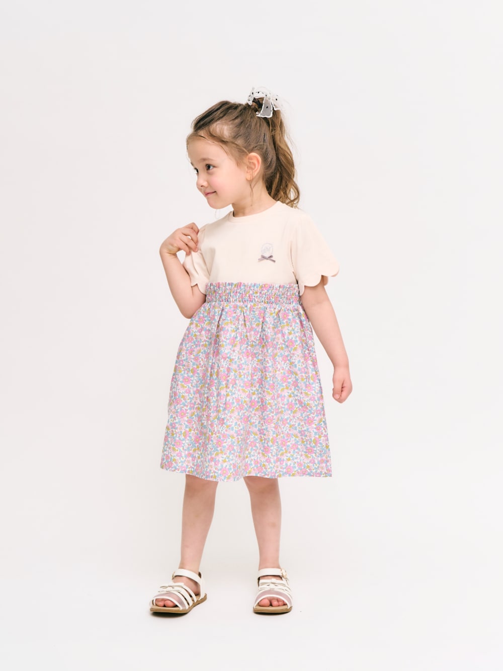 「F.O.Online Store、エフオーオンラインストア(F.O.Online Store)、apres les cours、アプレレクール、キッズコーデ、キッズファッション、女の子、女の子コーデ、ワンピース、花柄、サンダル、ヘアアクセサリー、春夏コーデ、淡色コーデ、きれいめカジュアル」｜「apres les coursのリボンメッシュサンダル（サンダル、ホワイト系）」を使った、F.O.OnlineStoreさん（キッズ・110cm）の春コーディネートの1枚目の写真