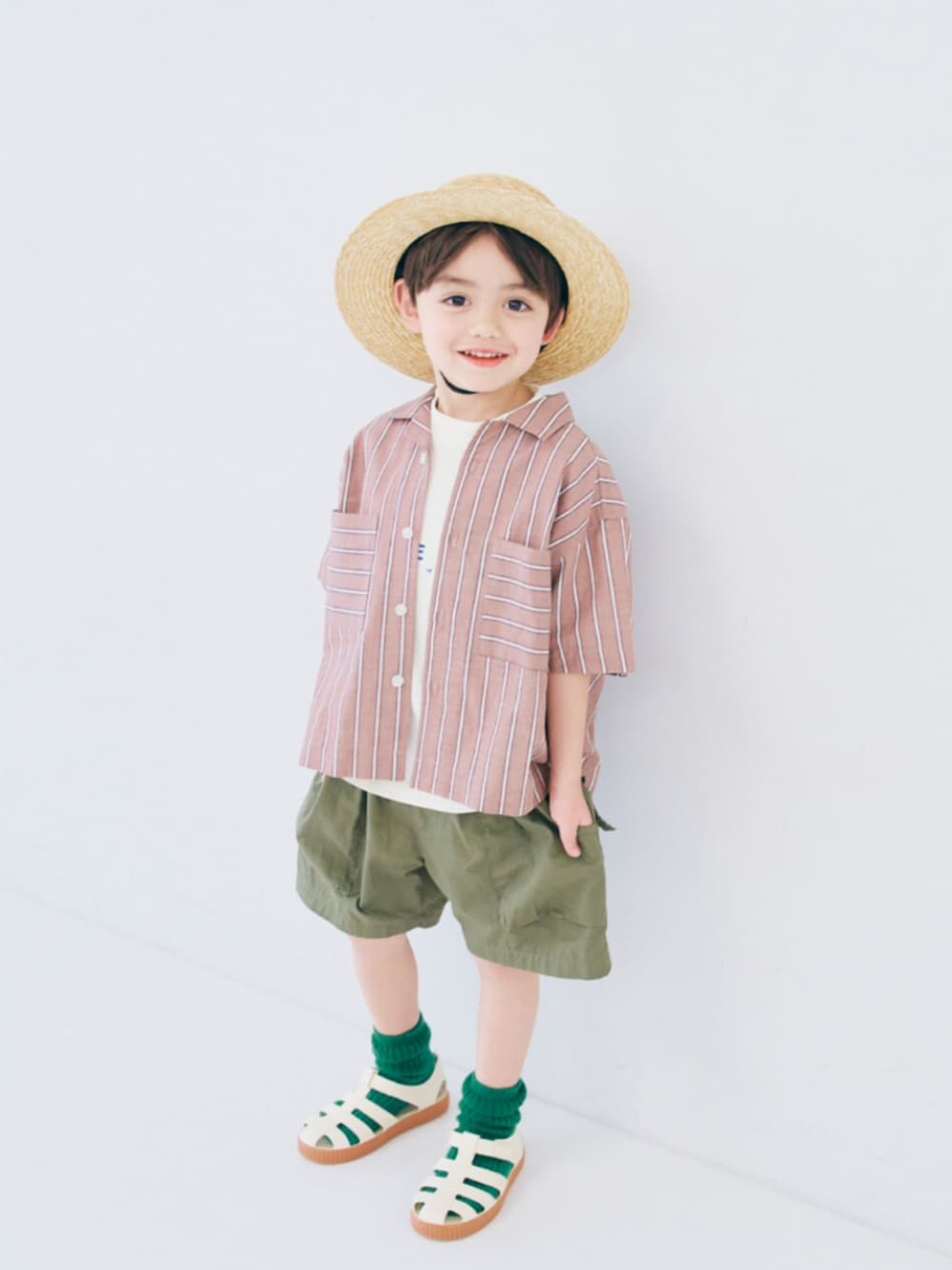 「F.O.Online Store、エフオーオンラインストア(F.O.Online Store)、p.premier、ピードットプルミエ、キッズコーデ、キッズファッション、男の子、ユニセックス、シャツスタイル、夏服、夏コーデ、カジュアルコーデ、ハット、ハーフパンツ、靴下チラ見せ」｜「p.premierのイロチ買いしたいカラーリブソックス（ソックス/靴下、グリーン系）」を使った、F.O.OnlineStoreさん（キッズ・110cm）の春コーディネートの1枚目の写真