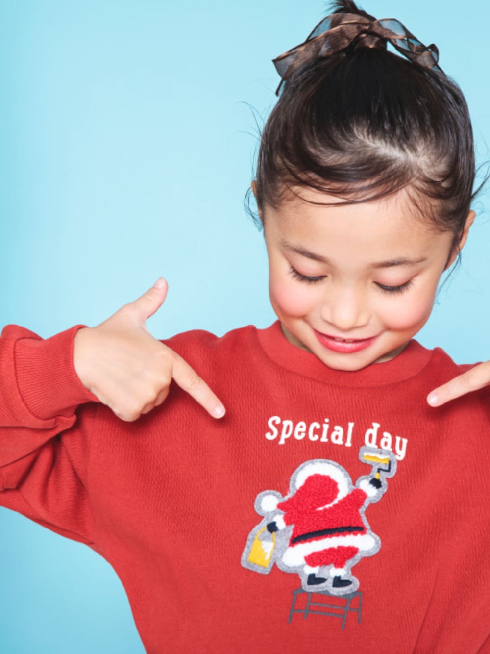 「エフオーオンラインストア(F.O.Online Store)、F.O.Online Store、BREEZE、ブリーズ、クリスマスに着たい服、冬コーデ、トレーナー、サンタクロース、ユニセックス、キッズコーデ、カジュアルコーデ、ワッペン、レッドコーデ、赤、女の子」｜「BREEZEの【リンク・ユニセックス】クリスマストレーナー（スウェット、レッド系）」を使った、F.O.OnlineStoreさん（キッズ・110cm）の冬コーディネートの1枚目の写真