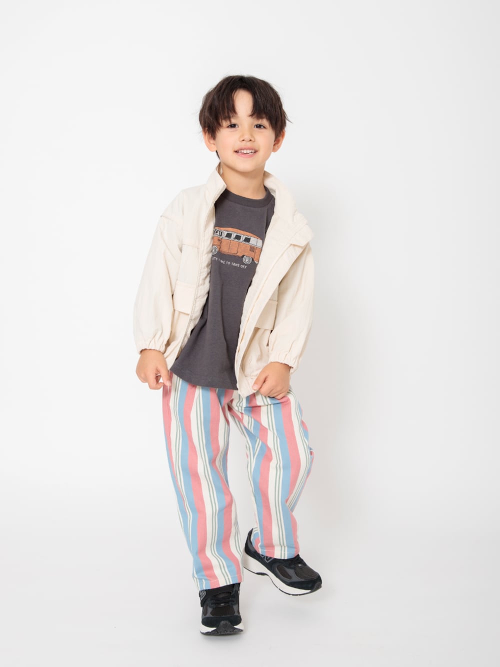 「F.O.Online Store、エフオーオンラインストア(F.O.Online Store)、BREEZE、ブリーズ、キッズコーデ、キッズファッション、男の子、ユニセックス、カジュアルコーデ、お出かけコーデ、春コーデ、春色、春アウター、ストライプ、ロンT」｜「BREEZEの6柄ラグランロンT（Tシャツ/カットソー、グレー系）」を使った、F.O.OnlineStoreさん（キッズ・110cm）の春コーディネートの1枚目の写真