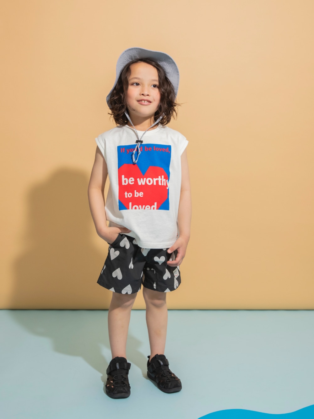 「F.O.Online Store、エフオーオンラインストア(F.O.Online Store)、BREEZE、ブリーズ、キッズコーデ、キッズファッション、男の子、ユニセックス、アウトドアスタイル、ハット、Tシャツ、ハーフパンツ、サンダル、スニーカー、カジュアルコーデ」｜「BREEZEのアウトドアハット（ハット、パープル系）」を使った、F.O.OnlineStoreさん（キッズ・110cm）の春コーディネートの1枚目の写真