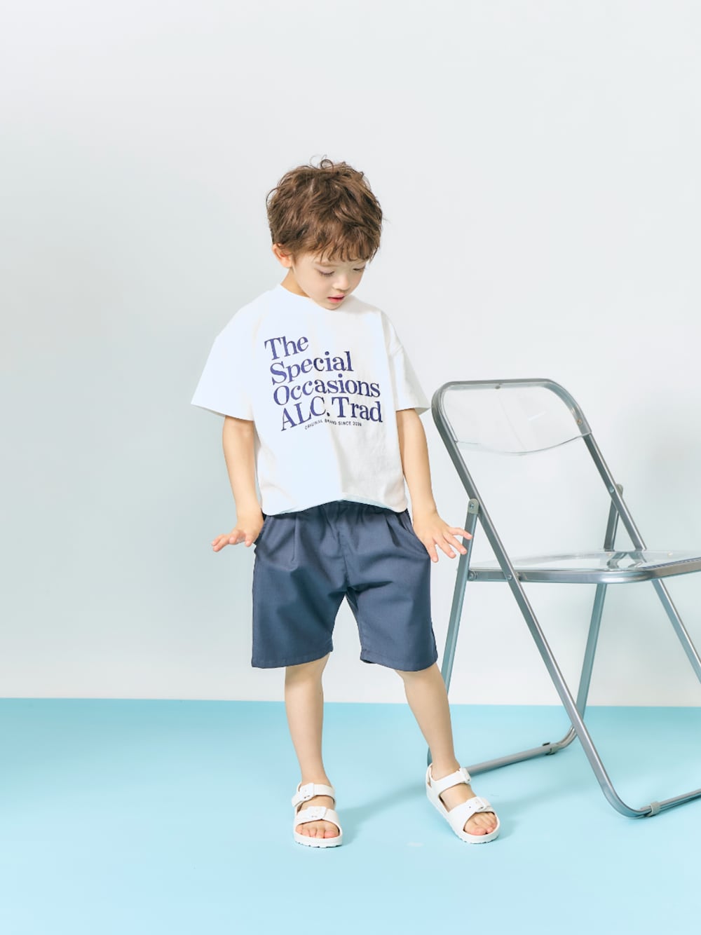 「F.O.Online Store、エフオーオンラインストア(F.O.Online Store)、apres les cours、アプレレクール、キッズコーデ、キッズファッション、男の子、ユニセックス、ロゴT、ハーフパンツ、サンダル、プチプラ、カジュアルコーデ、Tシャツ、カジュアル」｜「apres les coursの【ジュニア対応】ALCロゴTシャツ（Tシャツ/カットソー、ホワイト系）」を使った、F.O.OnlineStoreさん（キッズ・110cm）の春コーディネートの1枚目の写真