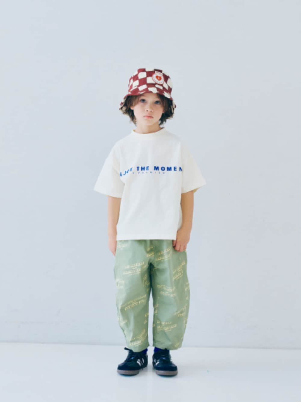 「F.O.Online Store、エフオーオンラインストア(F.O.Online Store)、p.premier、ピードットプルミエ、キッズコーデ、キッズファッション、男の子、ユニセックス、カジュアル、カジュアルコーデ、ロゴT、ハット、総柄、靴下チラ見せ、お出かけコーデ」｜「p.premierのイロチ買いしたい総柄ツイルバレルレッグパンツ（その他パンツ、グリーン系）」を使った、F.O.OnlineStoreさん（キッズ・110cm）の春コーディネートの1枚目の写真