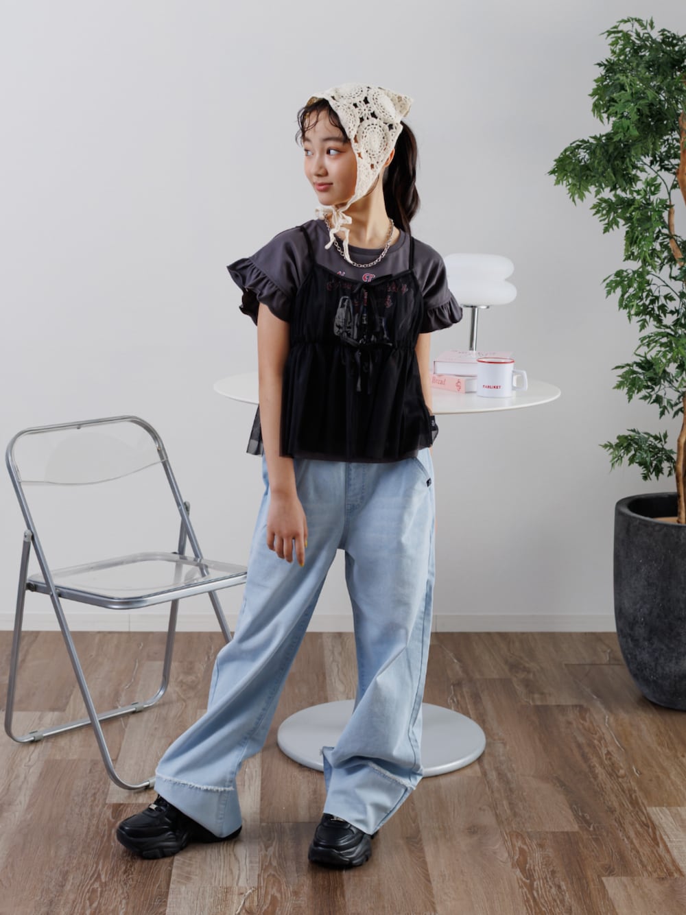 「F.O.Online Store、エフオーオンラインストア(F.O.Online Store)、ALGY、アルジー、キッズコーデ、キッズファッション、女の子、ストリート、カジュアルコーデ、お出かけコーデ、デニム、スニーカー、プチプラ、きれいめカジュアル、ワイドパンツ」｜「algyの厚底スニーカー（スニーカー、ブラック系）」を使った、F.O.OnlineStoreさん（キッズ・152cm）の夏コーディネートの1枚目の写真