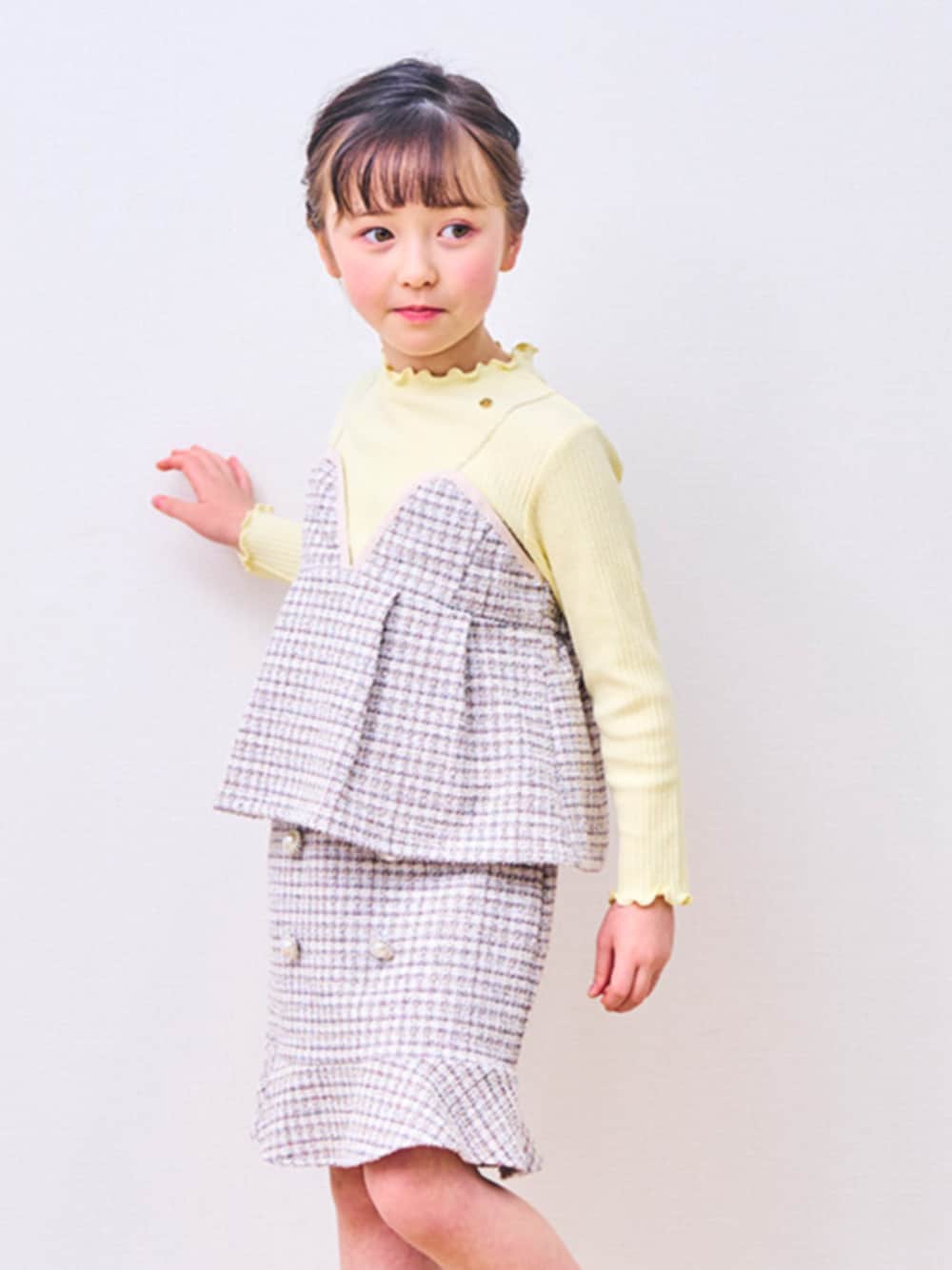 「エフオーオンラインストア(F.O.Online Store)、F.O.Online Store、apres les cours、イエロー、セットアップ、スカート、春コーデ、春カラー、チェック、マーメイドスカート、キッズコーデ、おんなのこ、フリル、おでかけコーデ、カジュアルガーリー」｜「apres les coursのツイードビスチェドッキングトップス（Tシャツ/カットソー、ベージュ系）」を使った、F.O.OnlineStoreさん（キッズ・110cm）の冬コーディネートの1枚目の写真